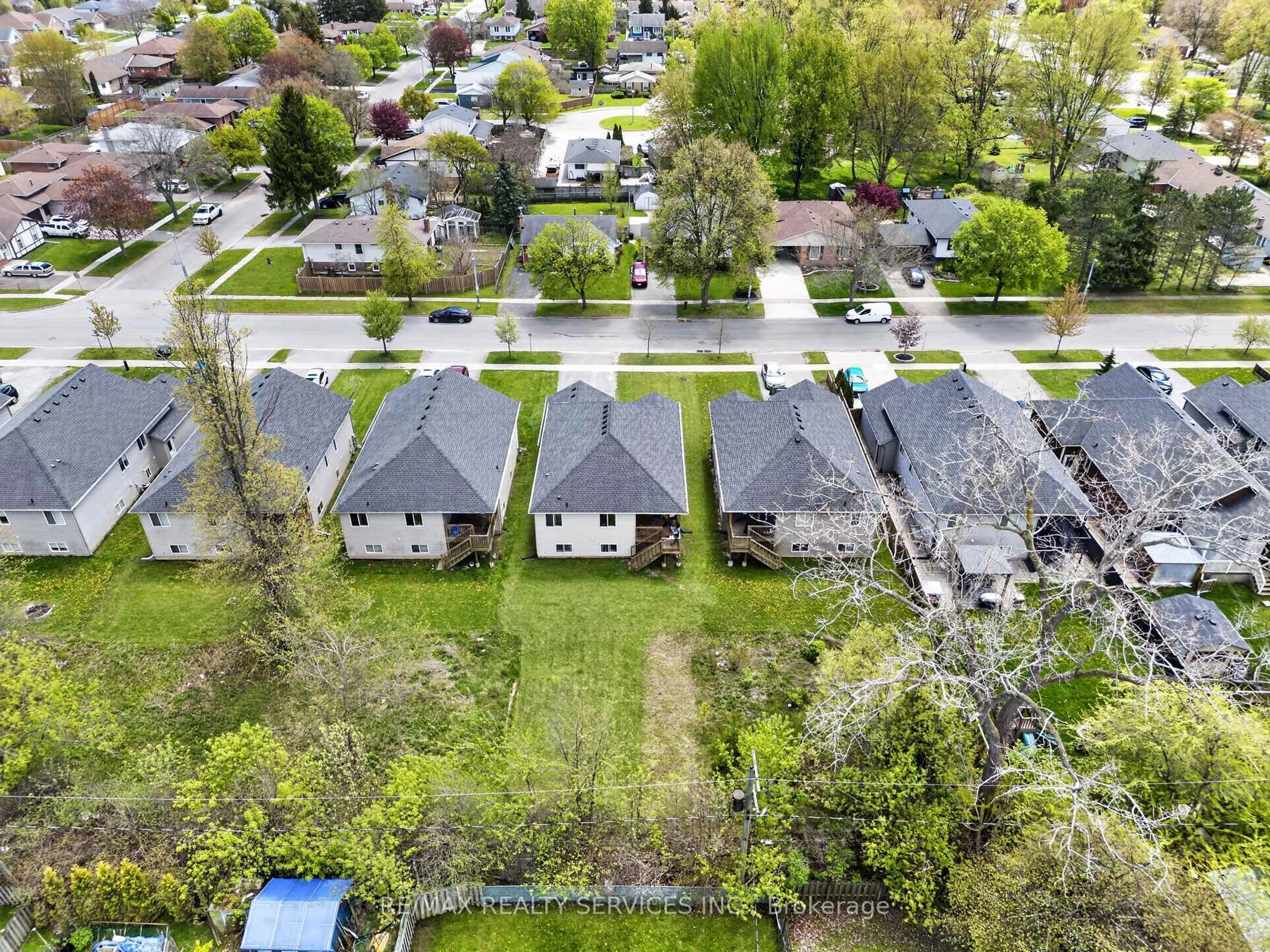 A pic from outside/outdoor area/front of a property/back of a property/a pic from drone, street for 26 Trent Ave, Welland Ontario L3C 5Y2