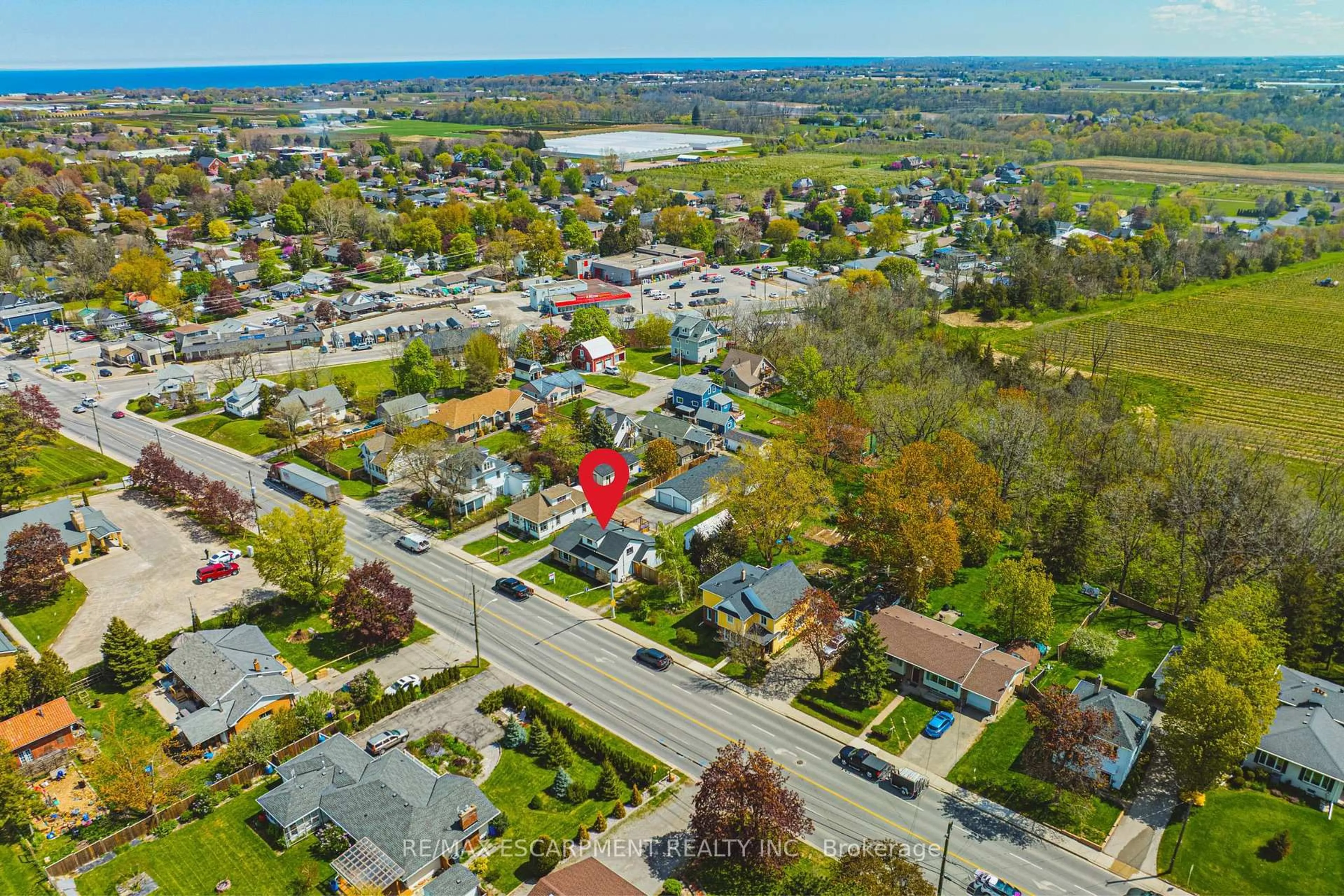 A pic from outside/outdoor area/front of a property/back of a property/a pic from drone, street for 3865 Victoria Ave, Lincoln Ontario L0R 2C0