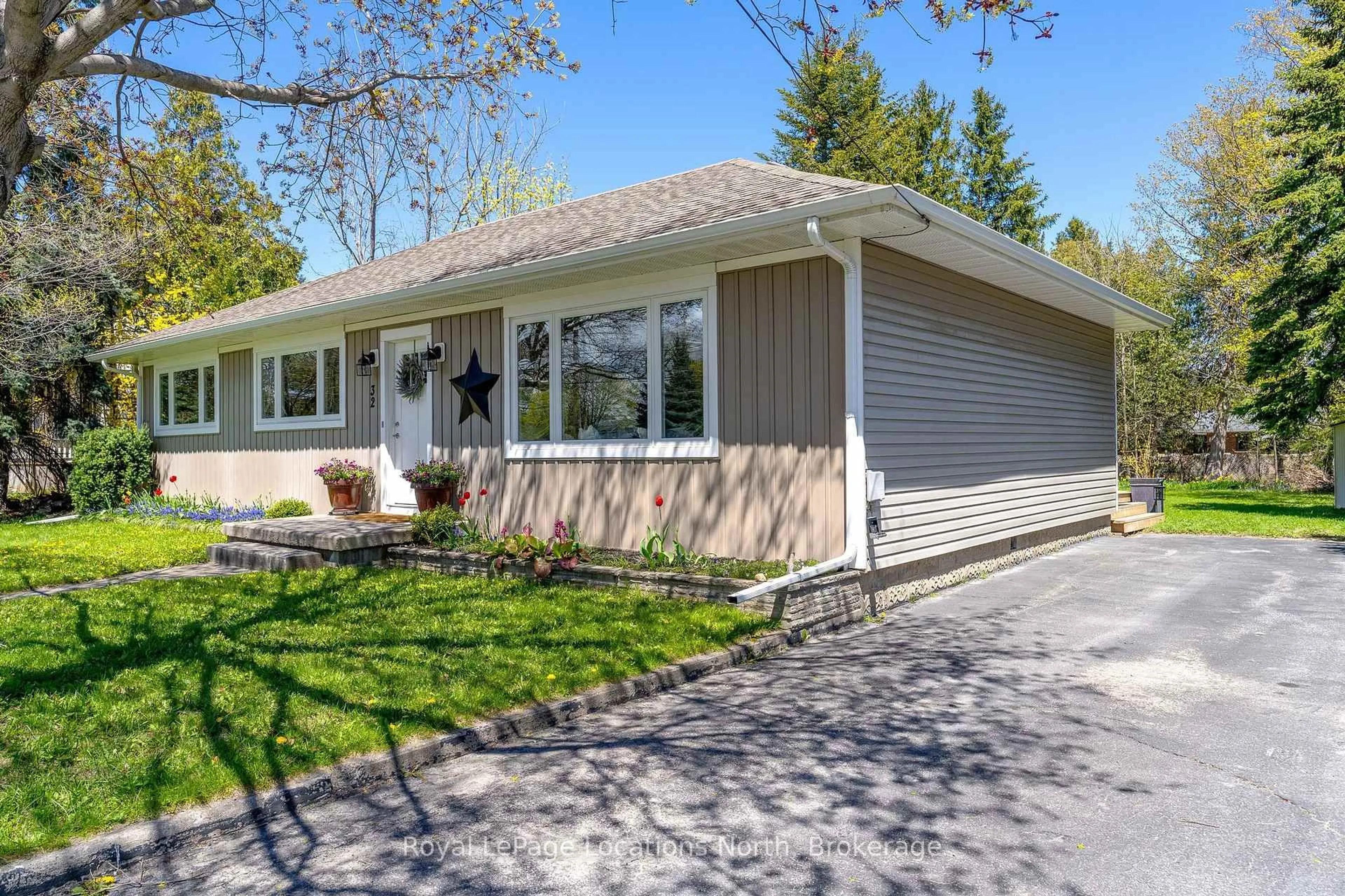 Home with vinyl exterior material, street for 32 Arthur St, Blue Mountains Ontario N0H 2P0