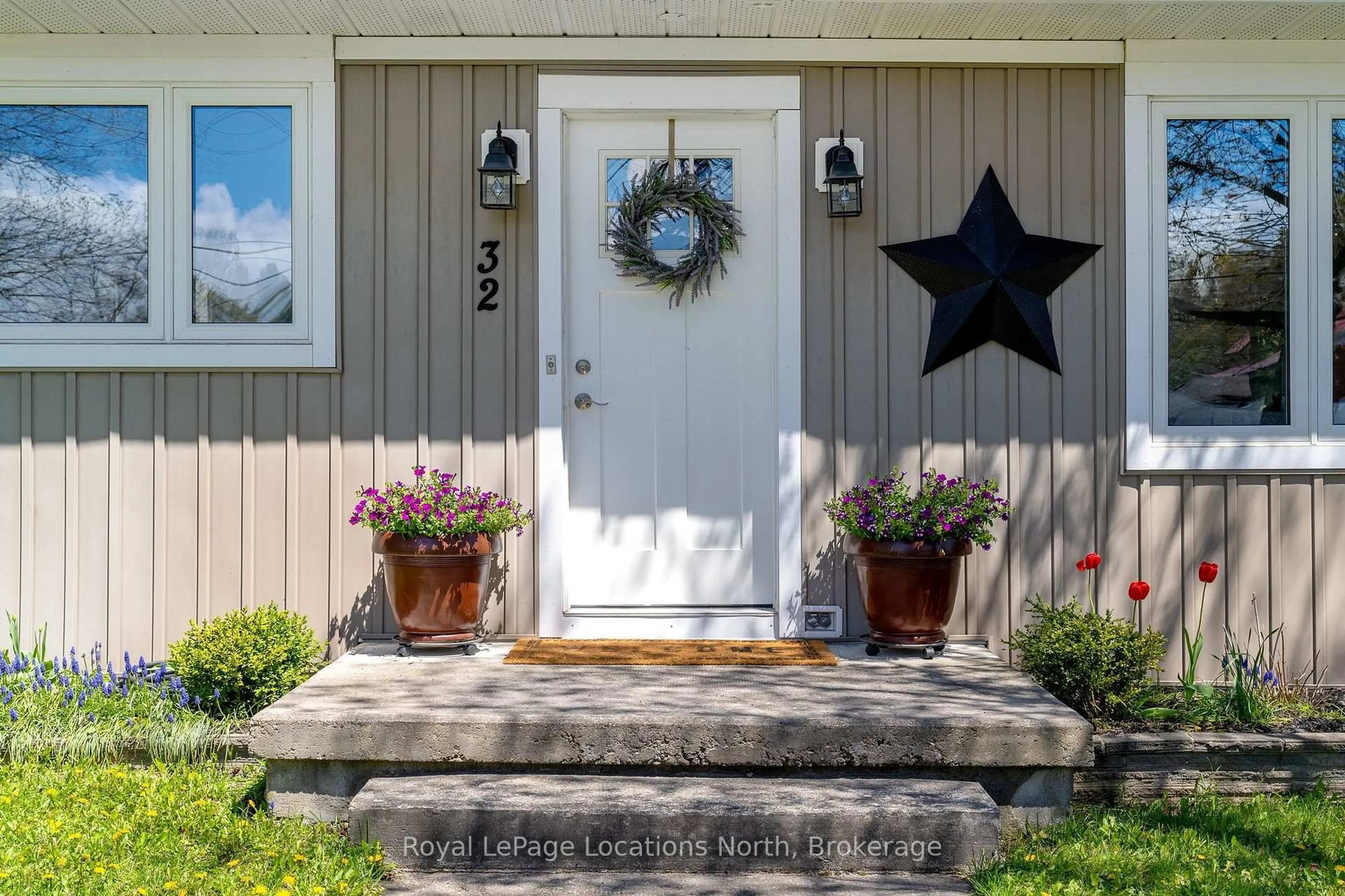 Indoor entryway for 32 Arthur St, Blue Mountains Ontario N0H 2P0
