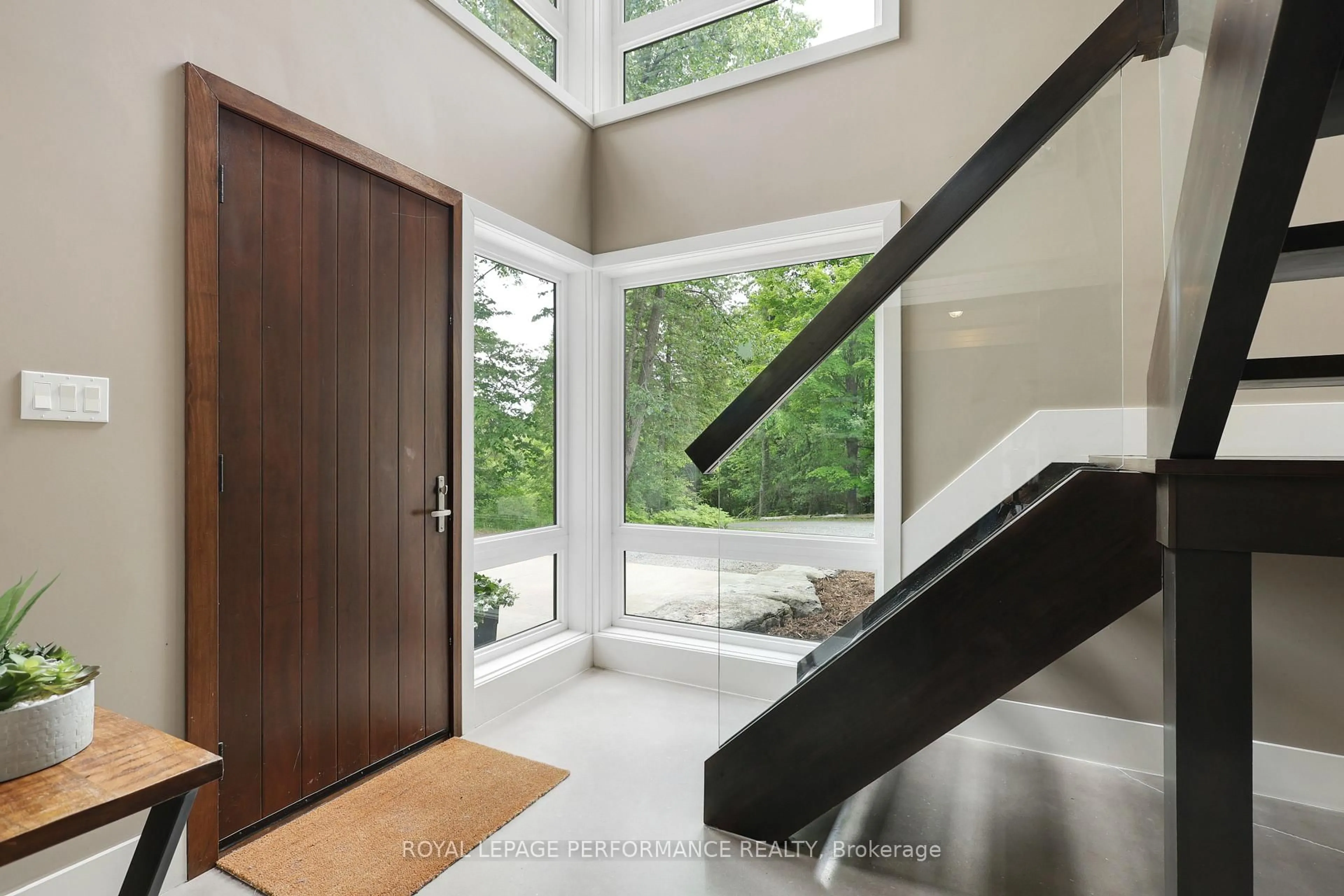 Indoor entryway for 1141 Julia Crt, Ottawa Ontario K0A 1T0