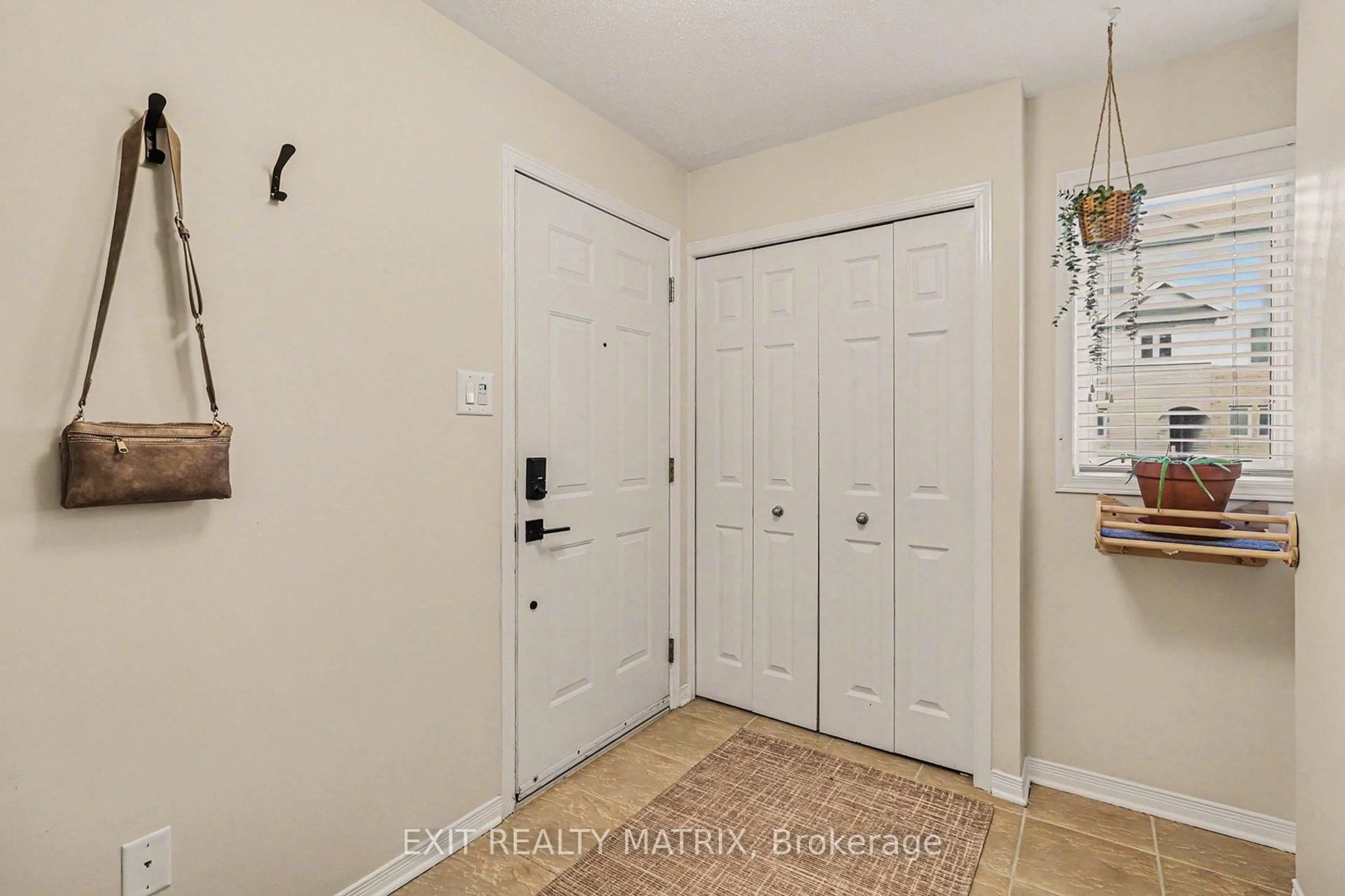 Indoor entryway for 88 Strathaven Private, Ottawa Ontario K1J 1K7