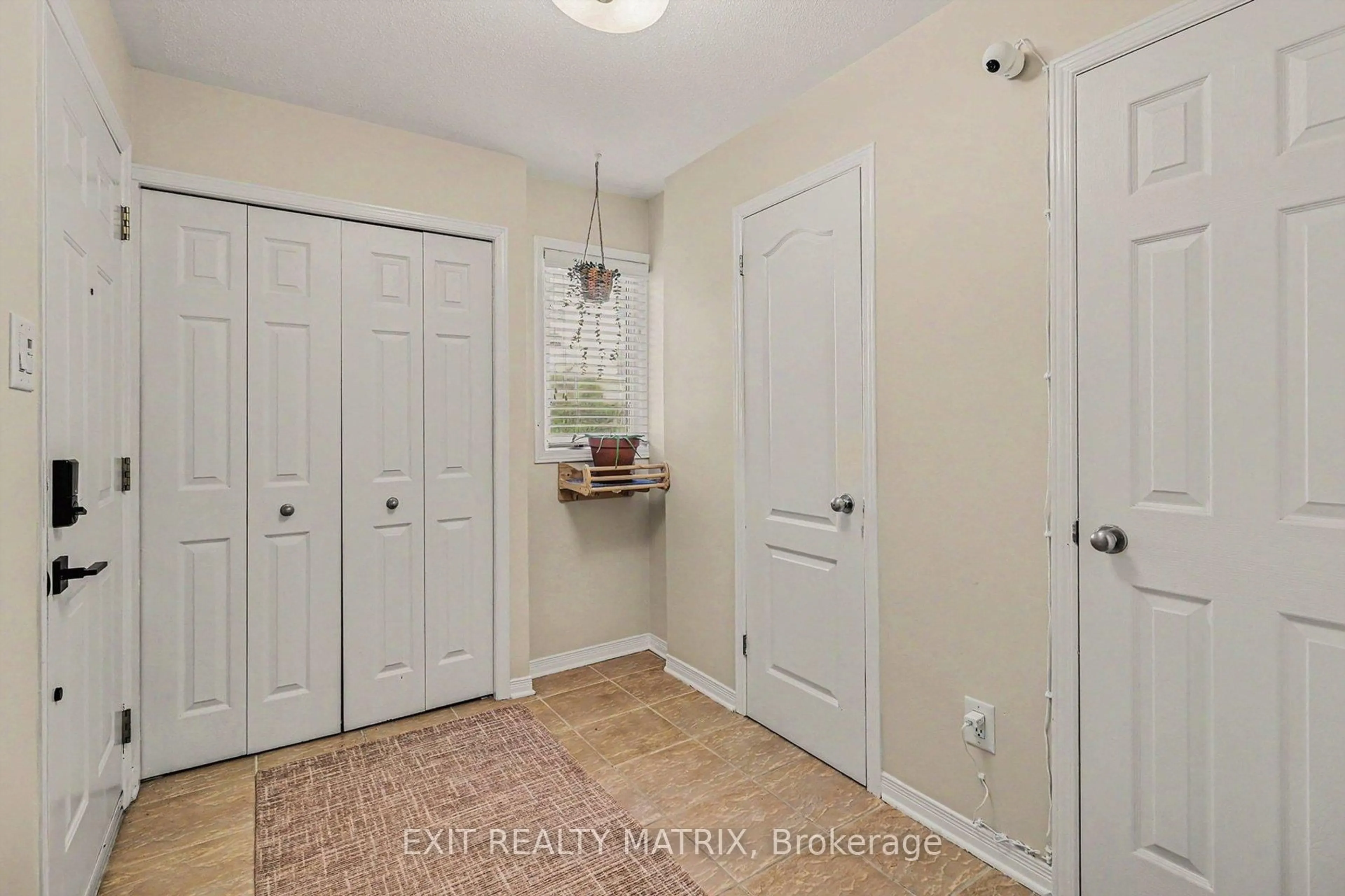 Indoor entryway for 88 Strathaven Private, Ottawa Ontario K1J 1K7
