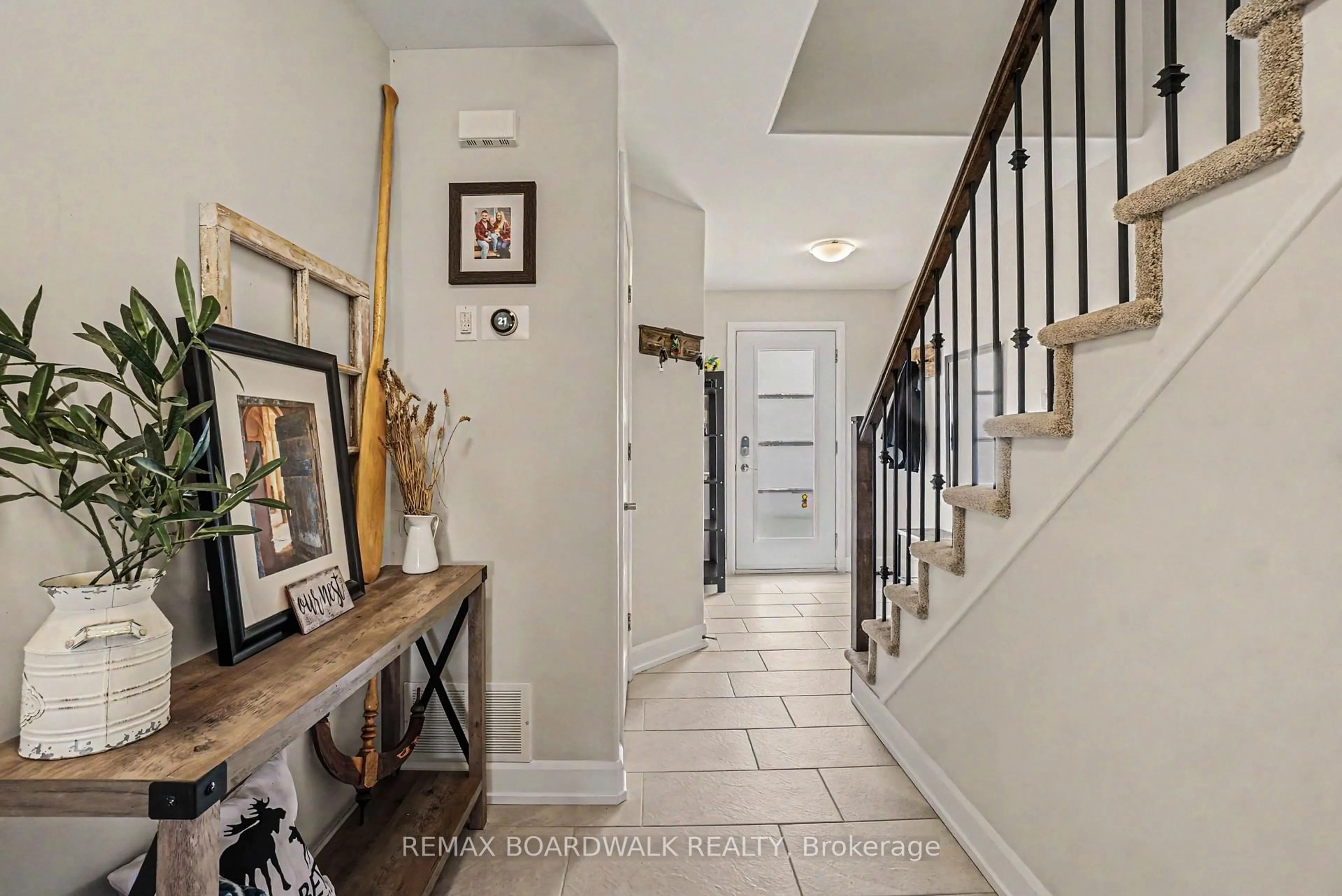 Indoor entryway for 737 Azure St, Russell Ontario K4R 0E6