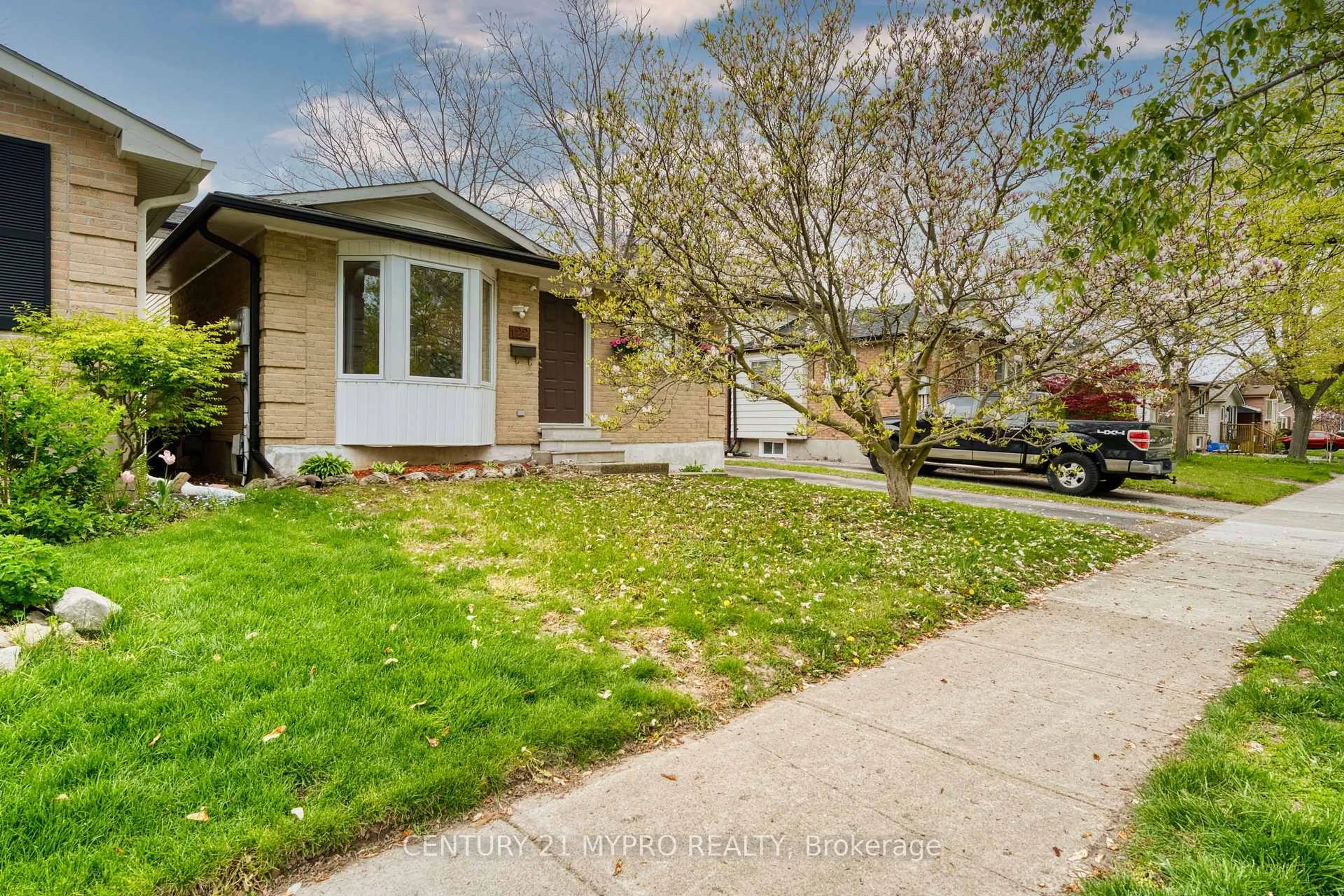 Home with vinyl exterior material, street for 122 Olympic Cres, London North Ontario N6G 3P7