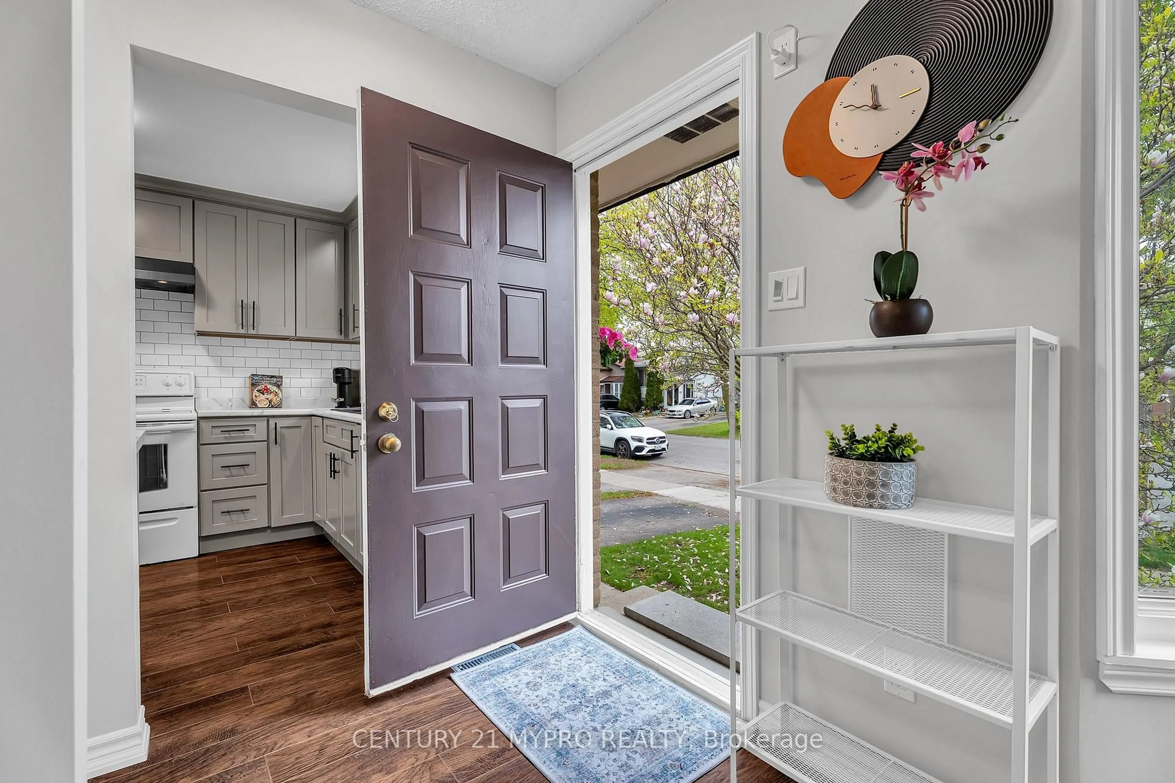 Indoor entryway for 122 Olympic Cres, London North Ontario N6G 3P7