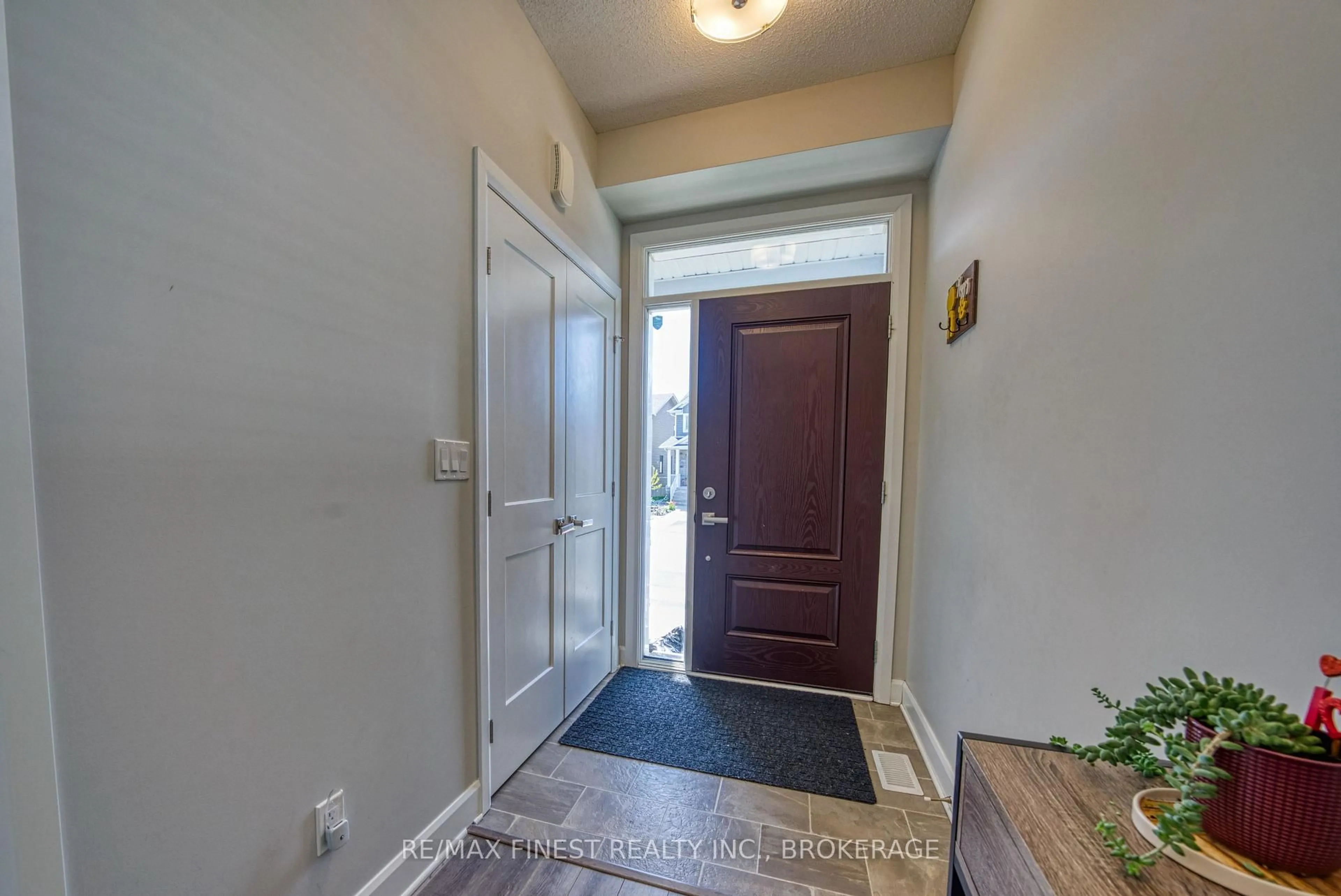 Indoor entryway for 1372 Andersen Dr, Kingston Ontario K7P 0P4