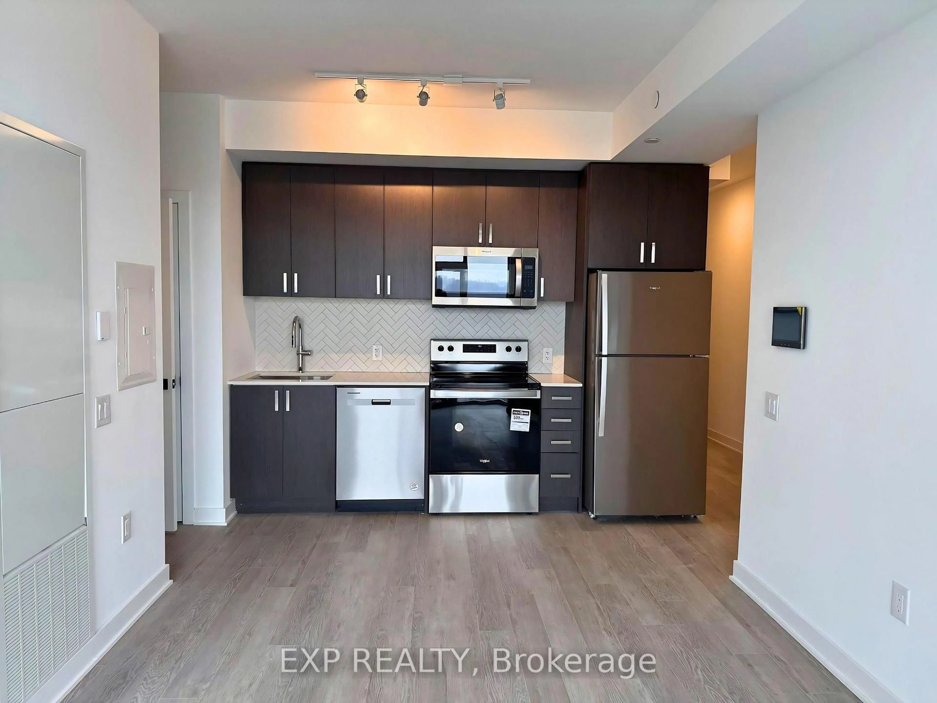Standard kitchen, wood/laminate floor for 2782 Barton St #1019, Hamilton Ontario L8E 0L3