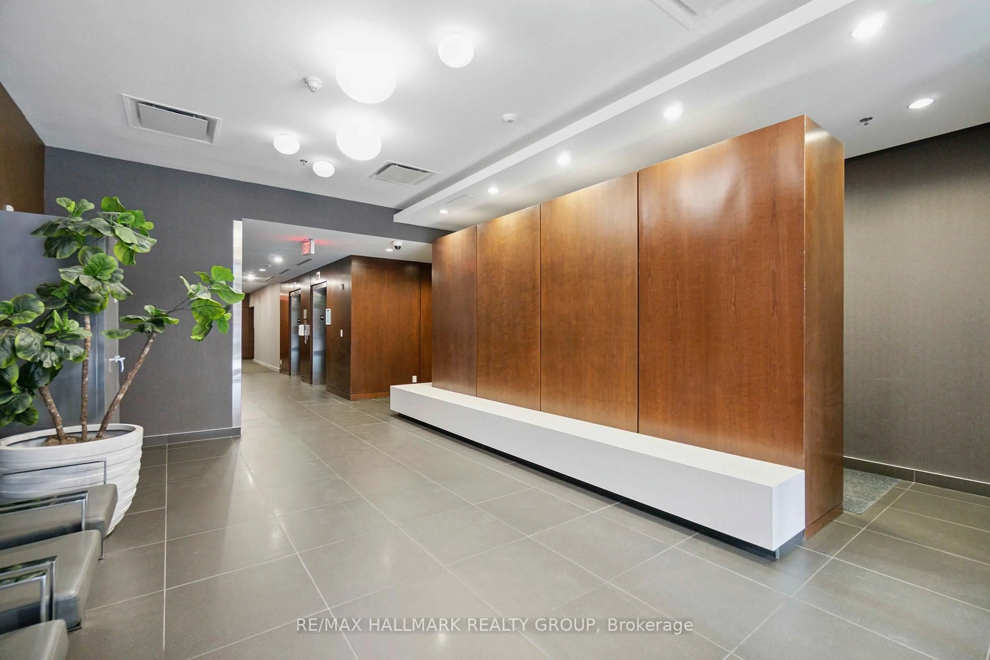Indoor foyer for 340 McLeod St #750, Ottawa Ontario K2P 1A4
