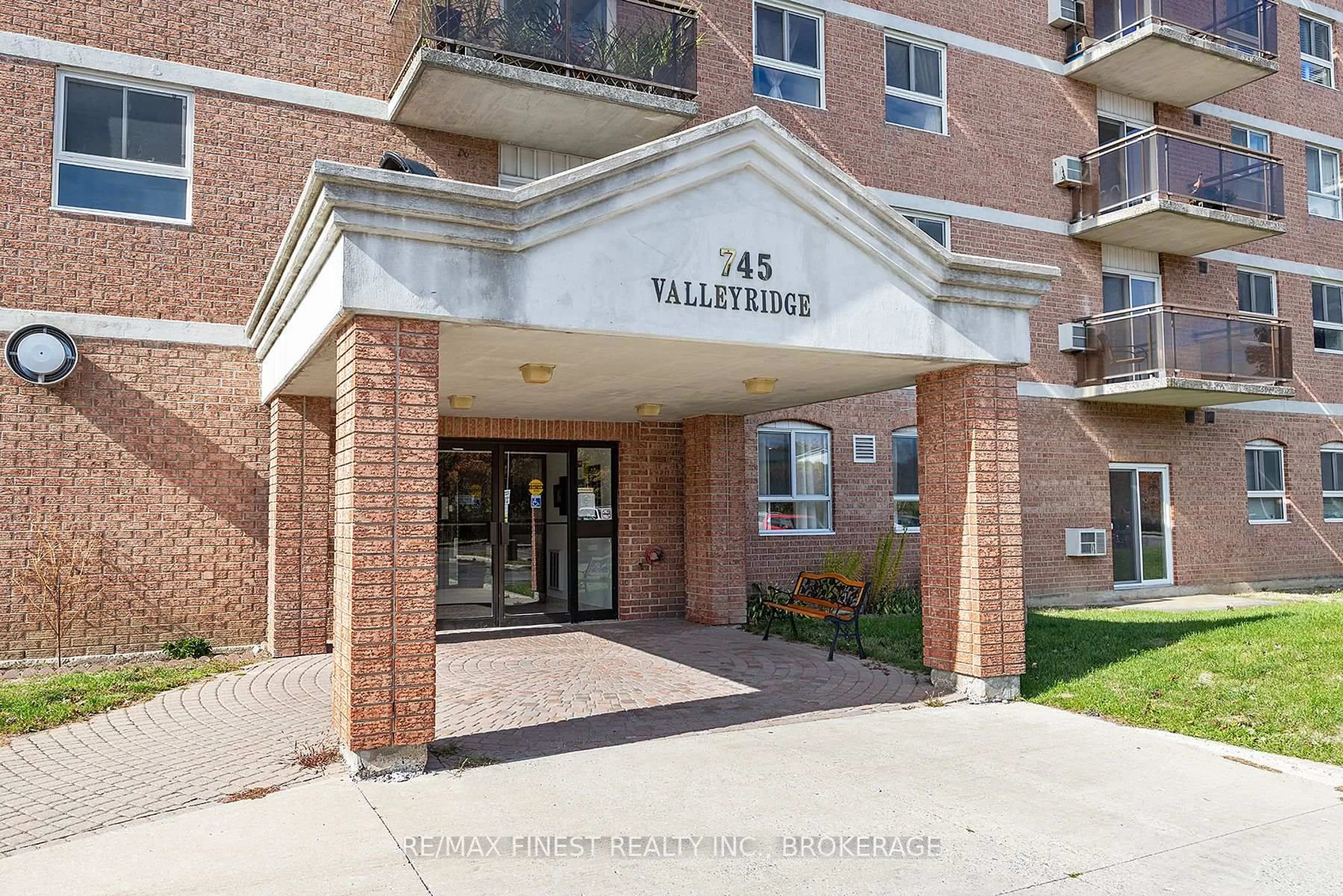 Indoor foyer for 745 Davis Dr #610, Kingston Ontario K7M 8J4