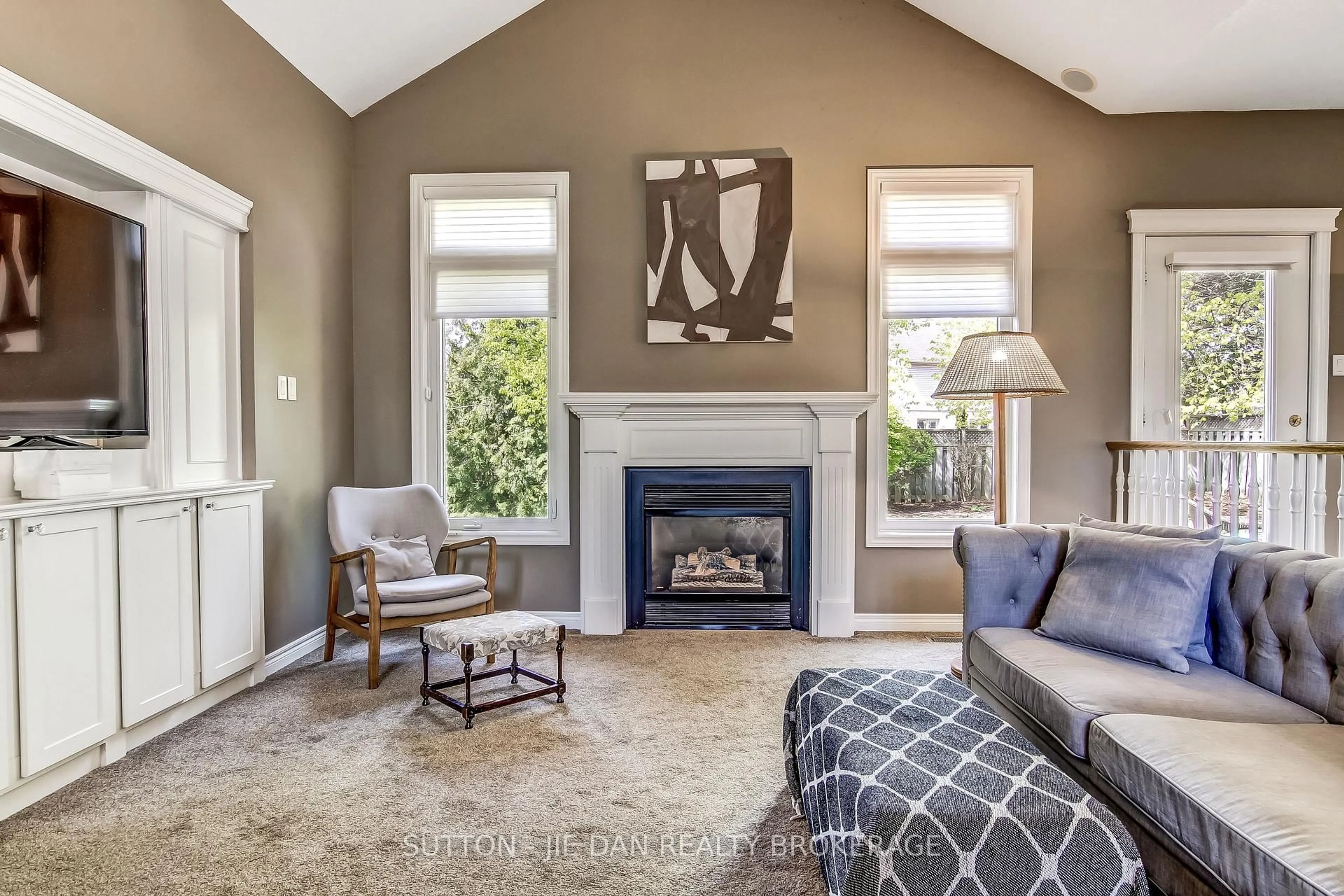 Living room with furniture, carpet floor for 631 Whitehaven Cres, London North Ontario N6G 4V4