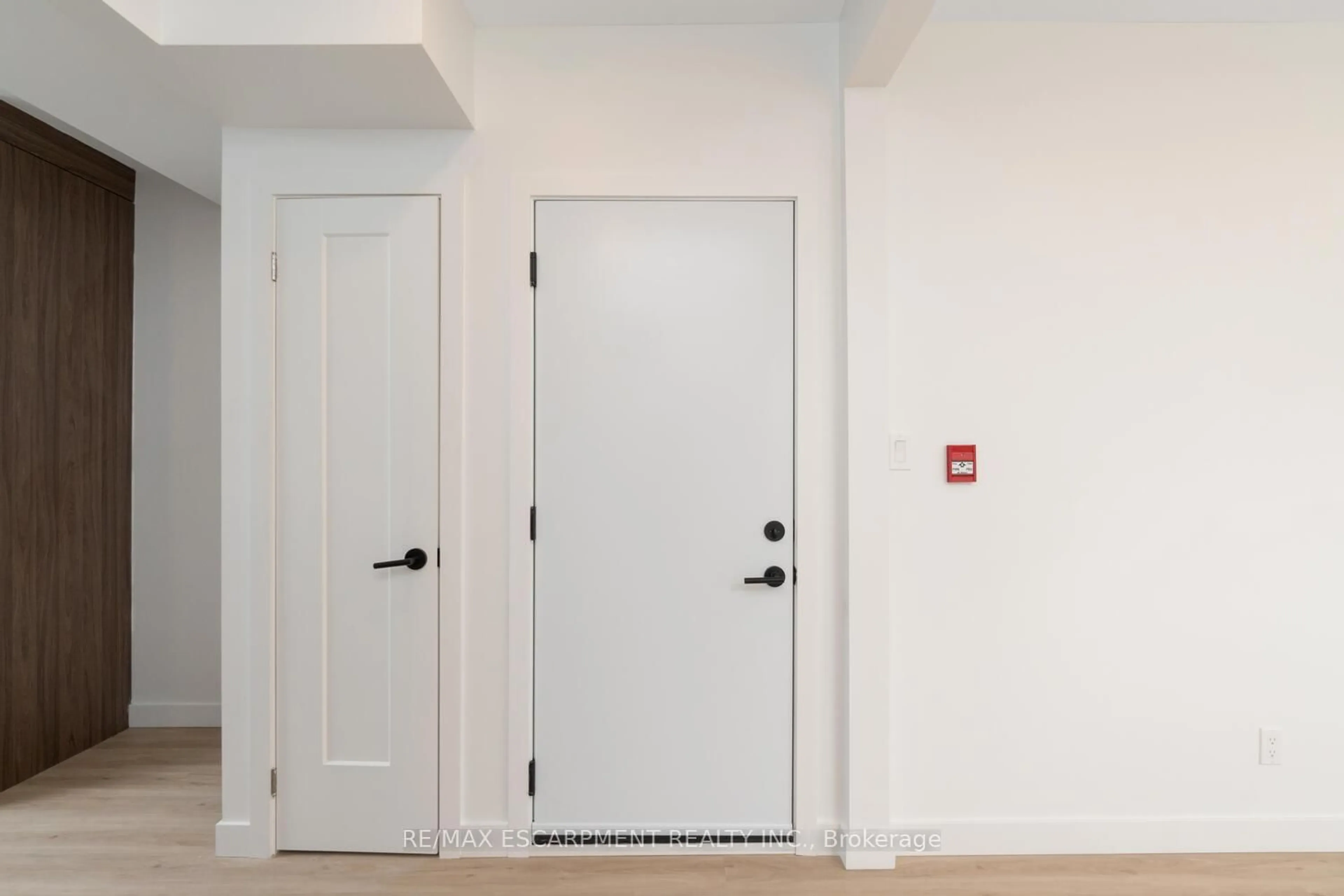 Indoor entryway for 127 Victoria Ave, Hamilton Ontario L8N 2S9