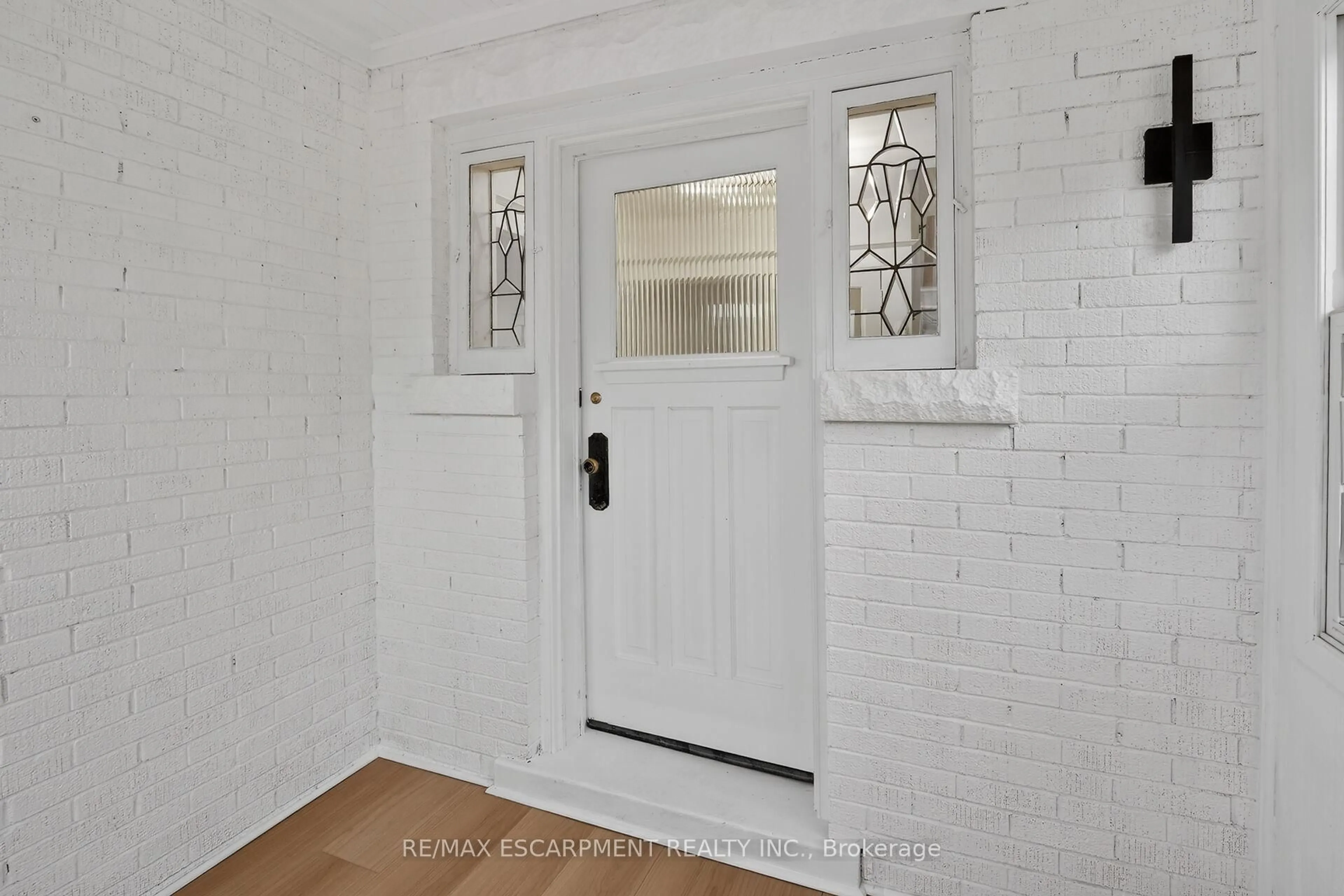 Indoor entryway for 101 Houghton Ave, Hamilton Ontario L8K 2M9