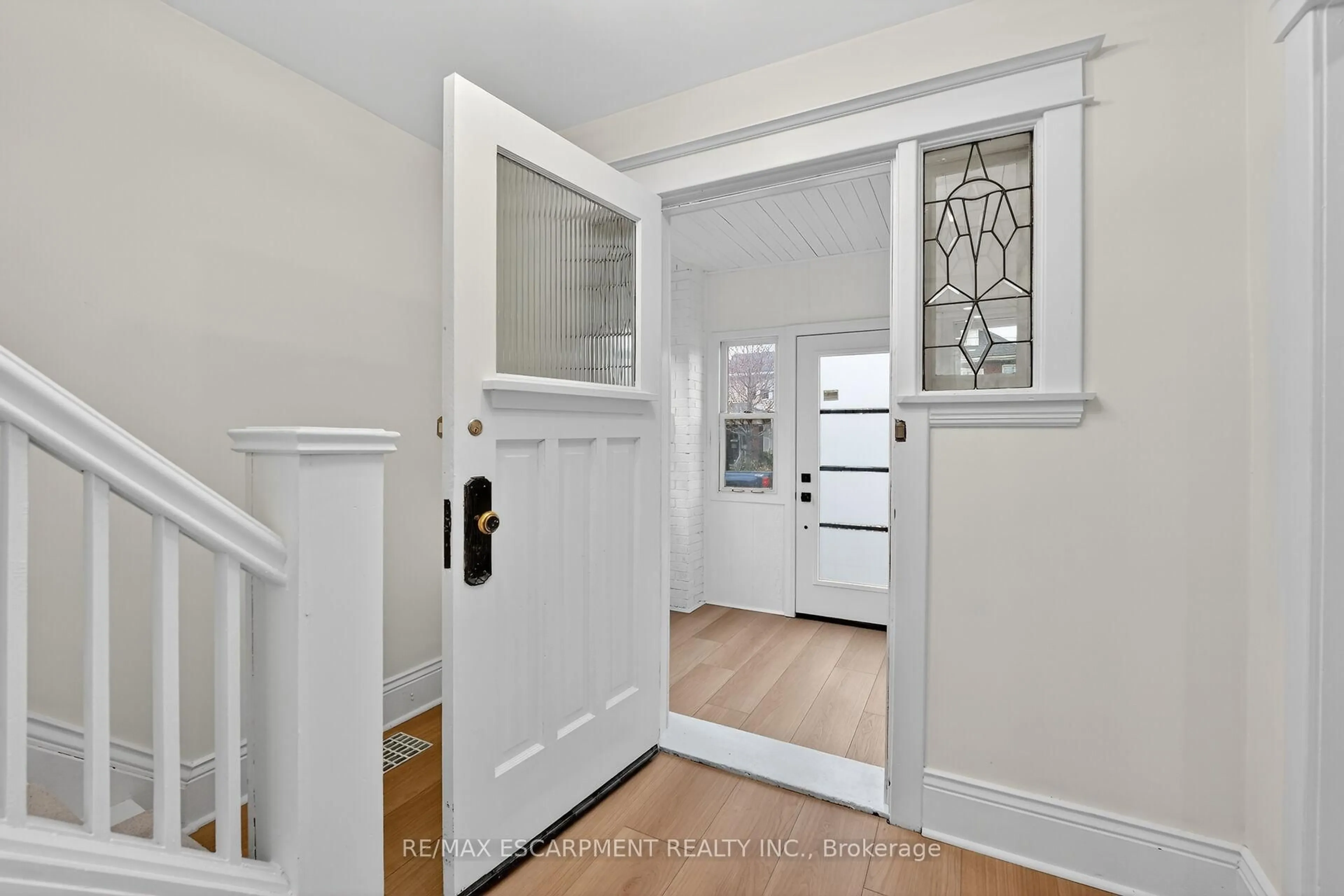 Indoor entryway for 101 Houghton Ave, Hamilton Ontario L8K 2M9