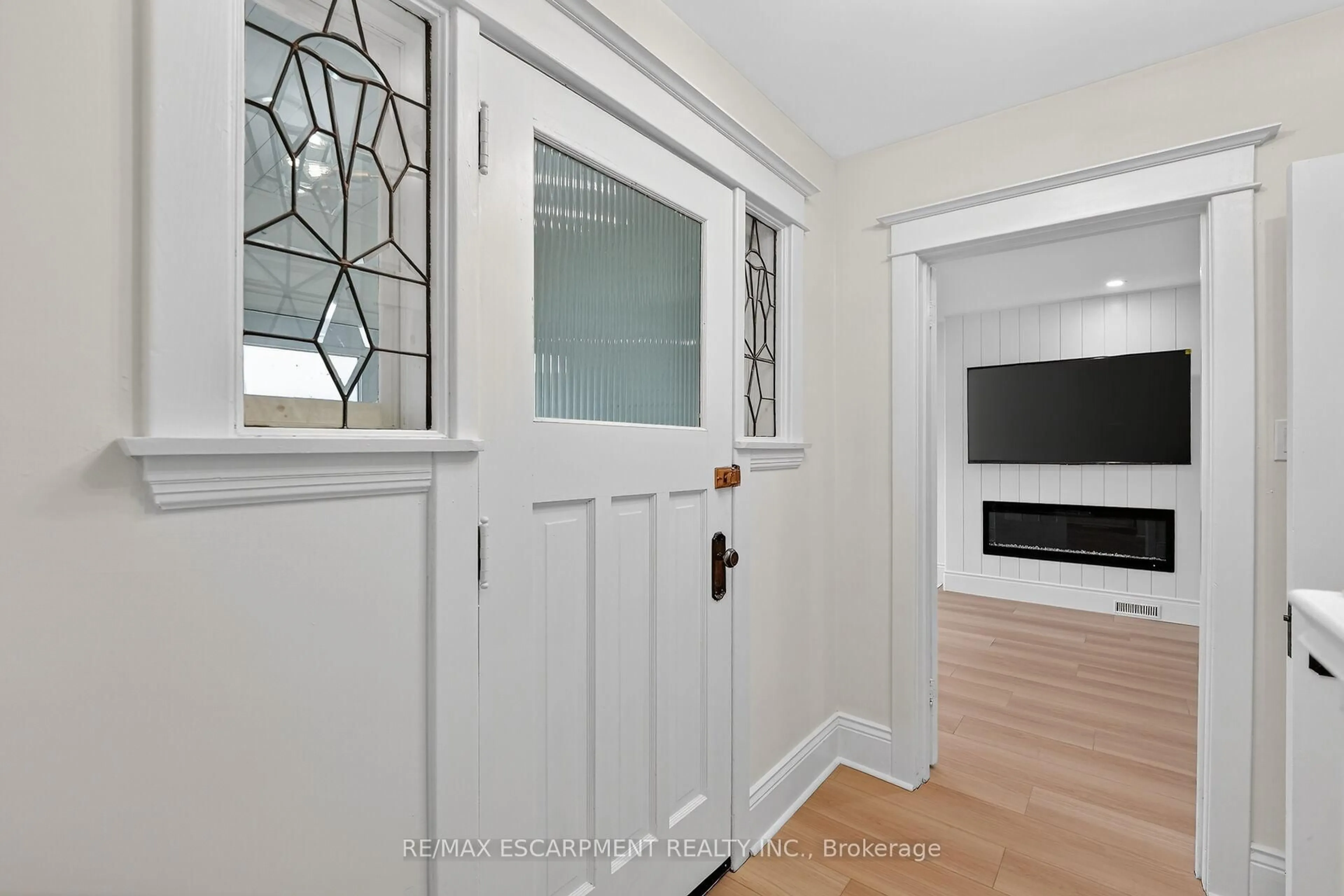 Indoor entryway for 101 Houghton Ave, Hamilton Ontario L8K 2M9