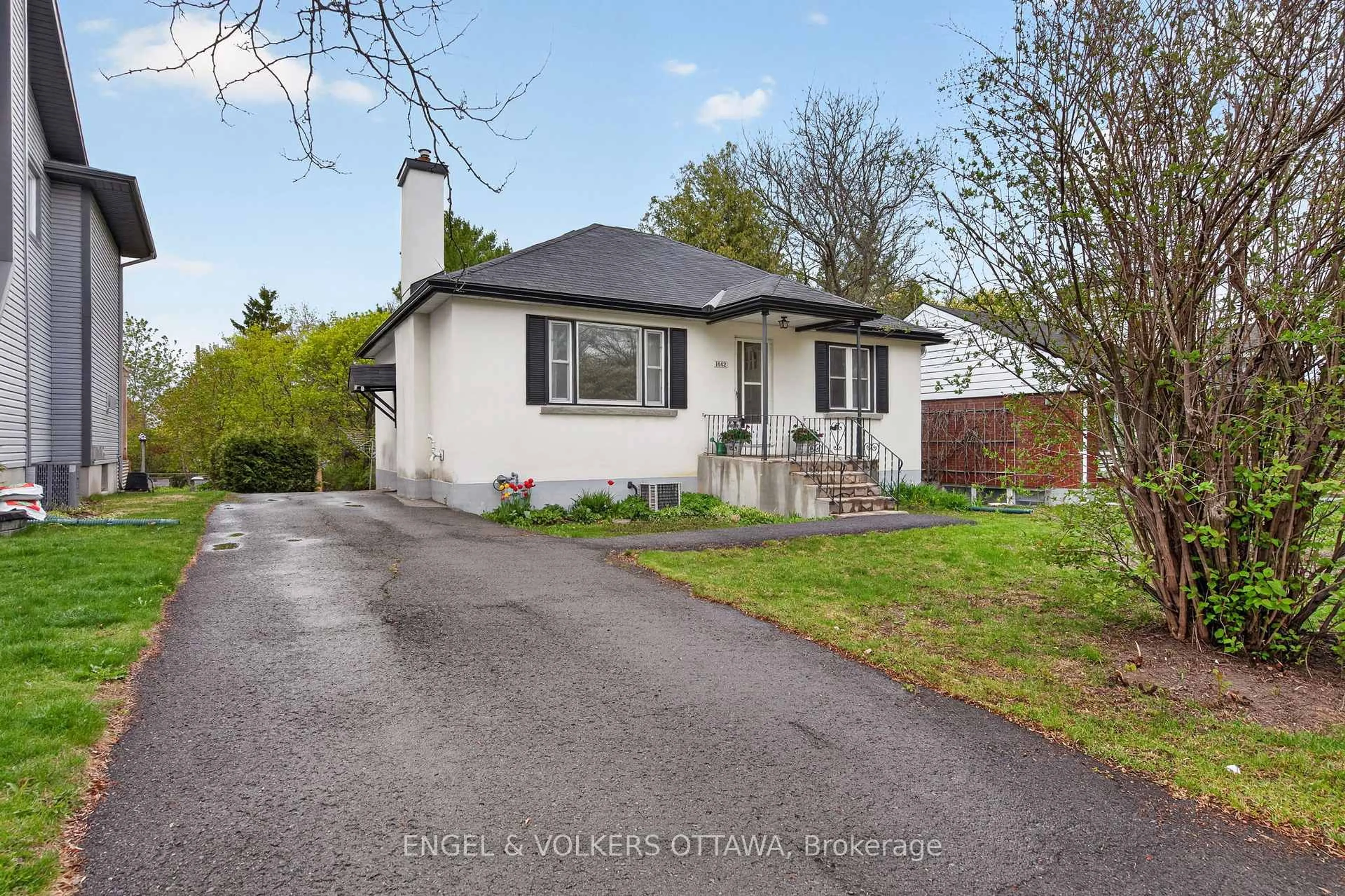 A pic from outside/outdoor area/front of a property/back of a property/a pic from drone, street for 1442 Cavendish Rd, Ottawa Ontario K1H 6C3