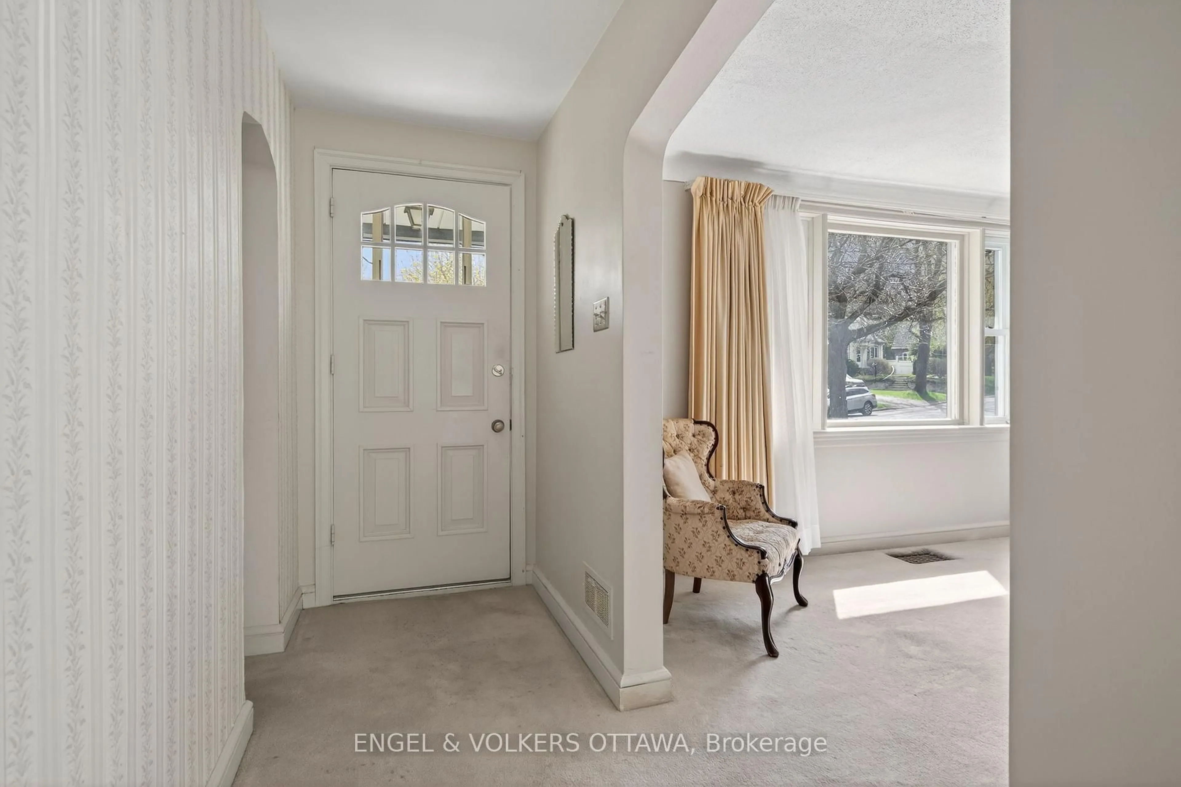 Indoor entryway for 1442 Cavendish Rd, Ottawa Ontario K1H 6C3