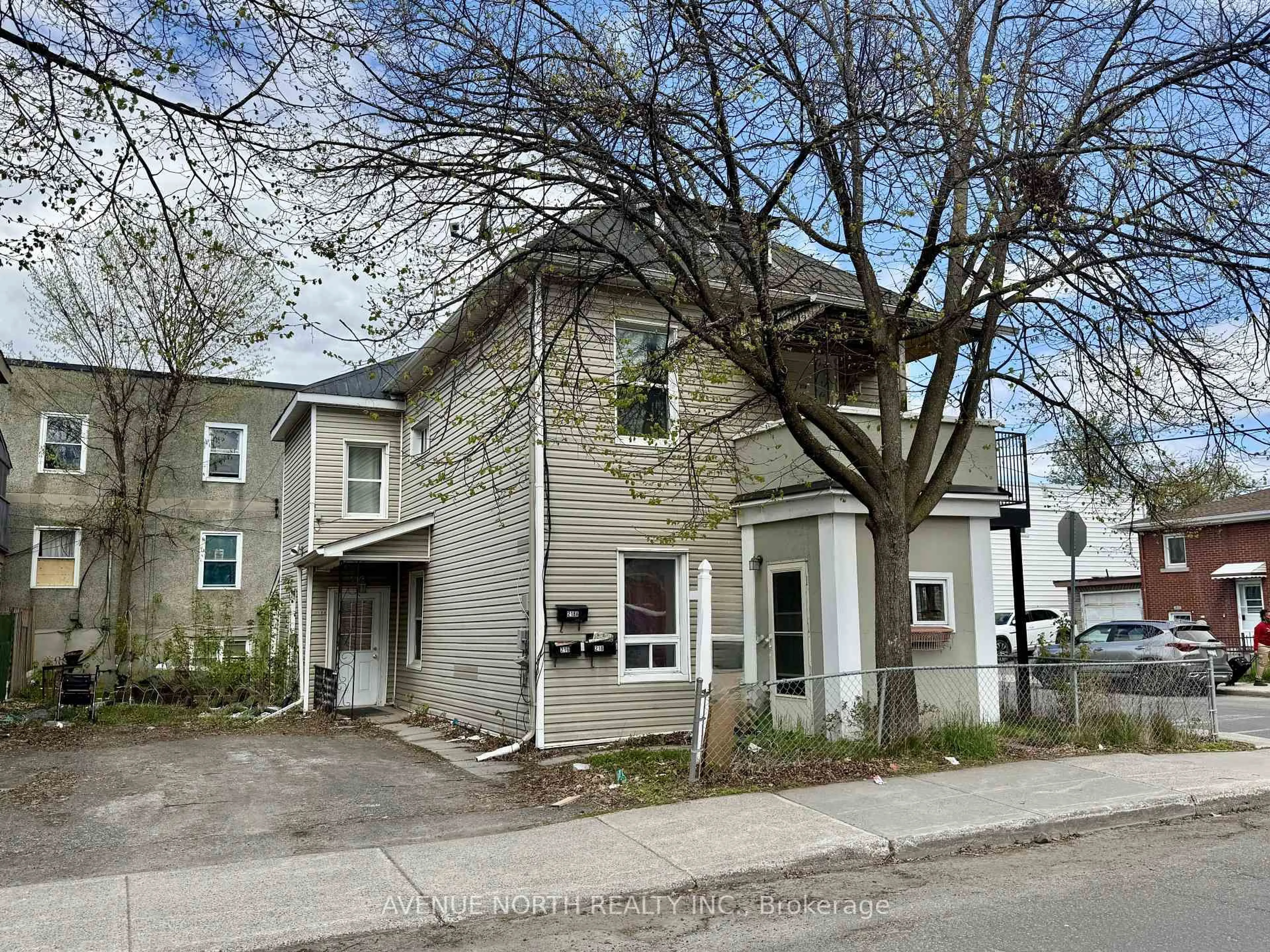 A pic from outside/outdoor area/front of a property/back of a property/a pic from drone, street for 216 Hannah St, Ottawa Ontario K1L 7M8