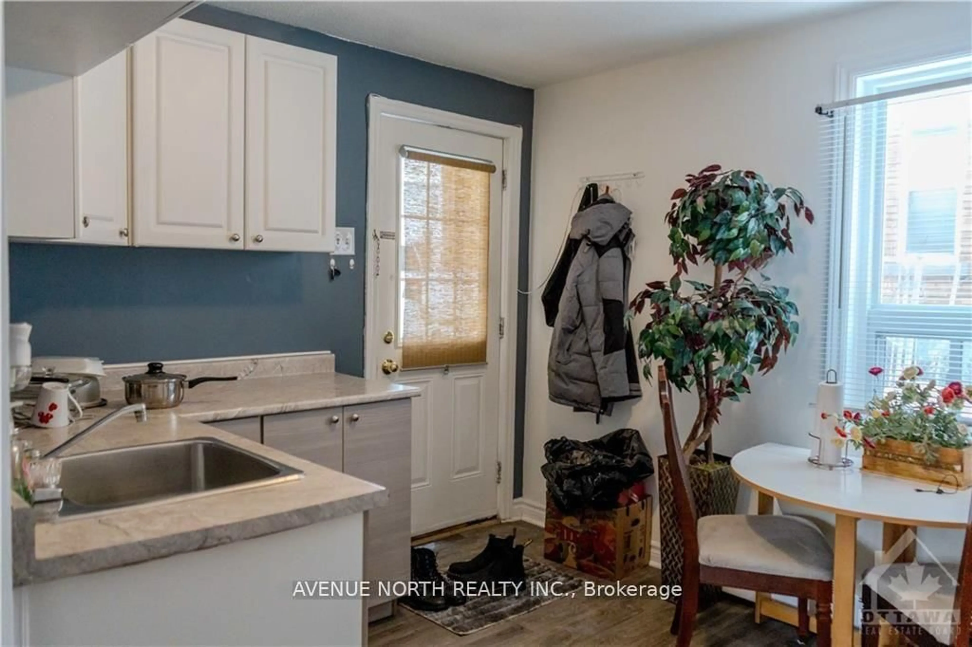 Laundry room for 216 Hannah St, Ottawa Ontario K1L 7M8