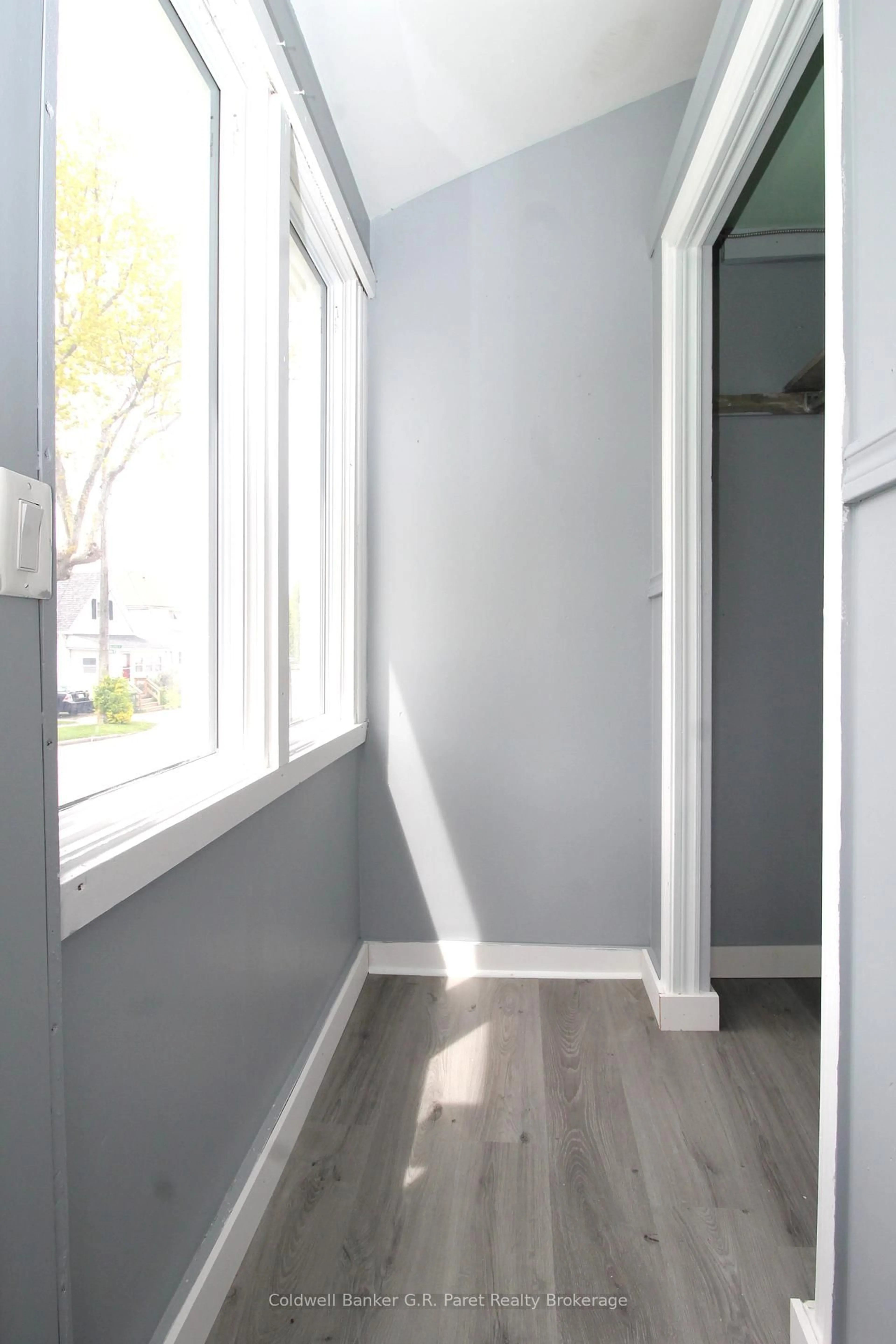 Indoor entryway for 15 Wawa St, St. Thomas Ontario N5R 3W8