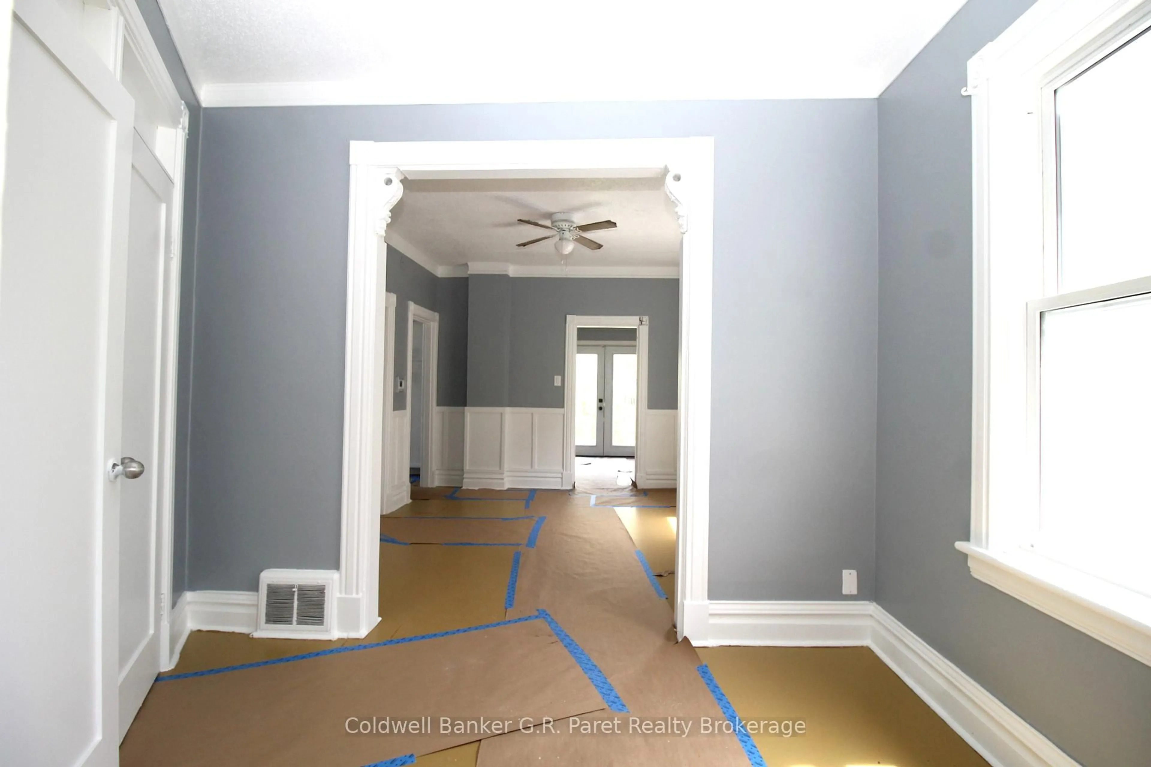 Indoor entryway for 15 Wawa St, St. Thomas Ontario N5R 3W8