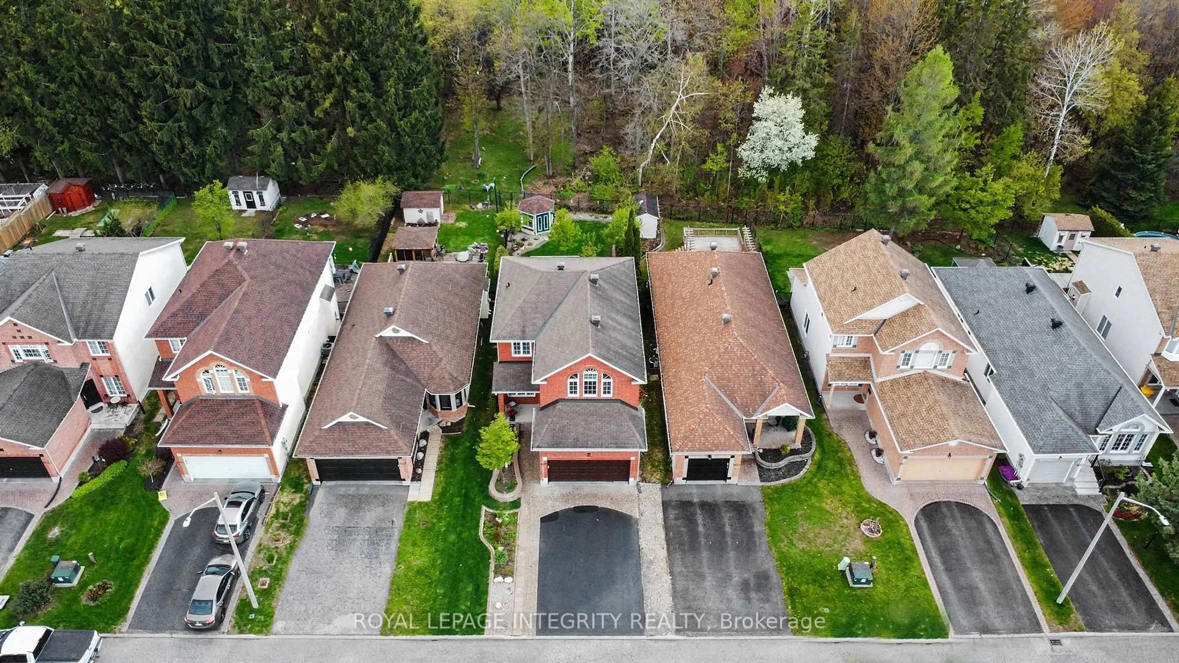 A pic from outside/outdoor area/front of a property/back of a property/a pic from drone, street for 1549 Bonneville Cres, Orleans Ontario K1C 7M9