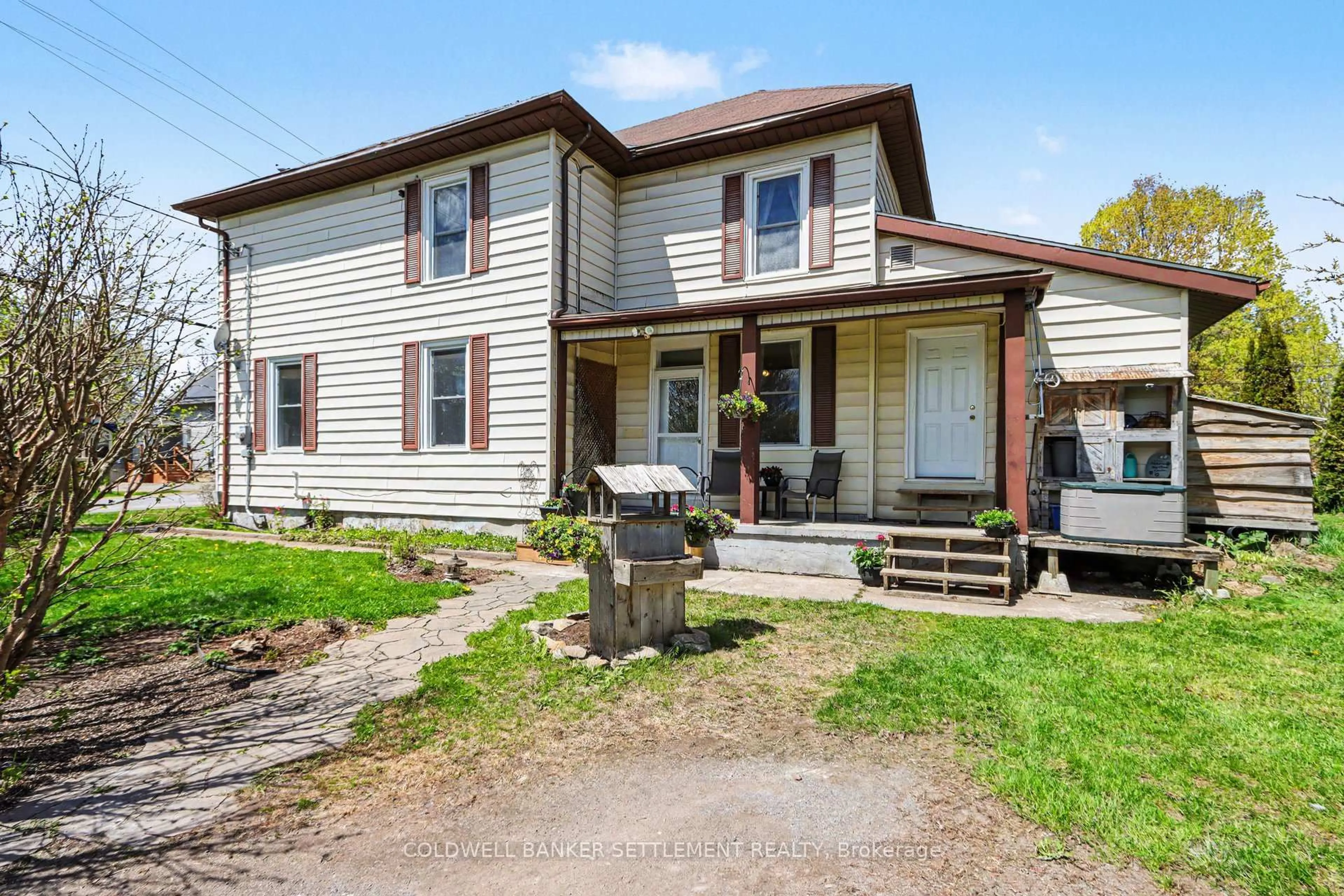 A pic from outside/outdoor area/front of a property/back of a property/a pic from drone, street for 9 Jubilee St, Smiths Falls Ontario K7A 2W9