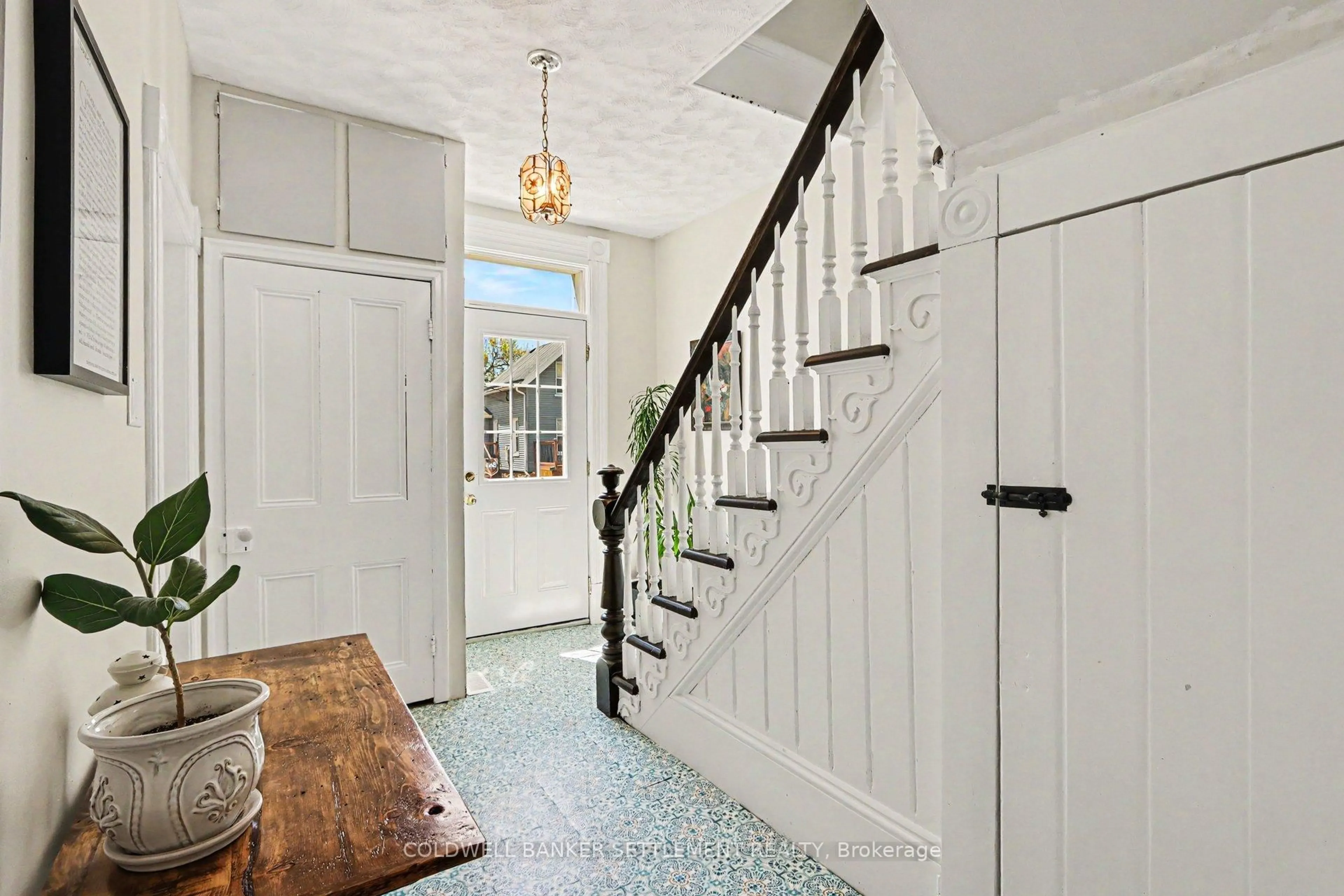 Indoor entryway for 9 Jubilee St, Smiths Falls Ontario K7A 2W9