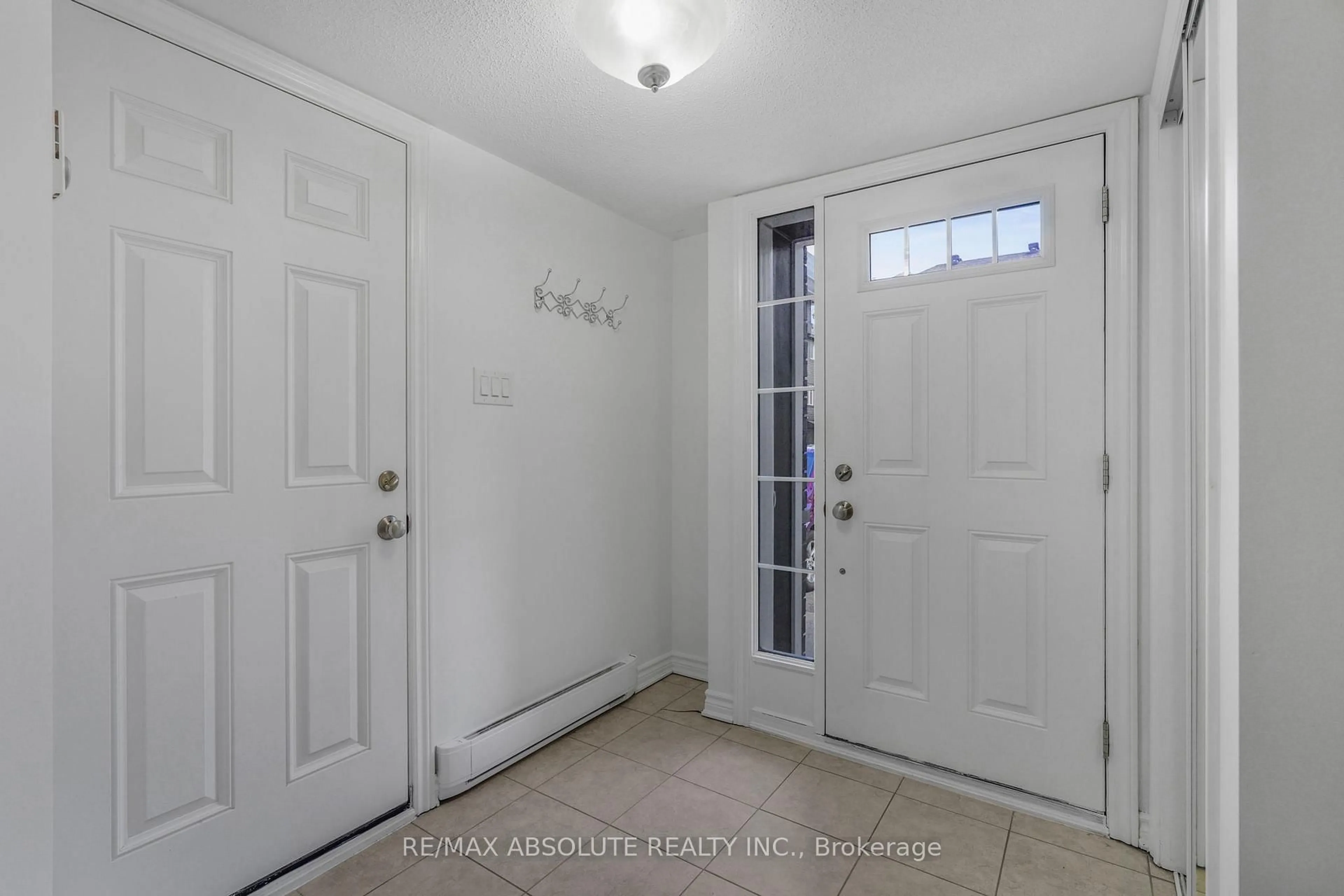 Indoor entryway for 121 Helenium Lane, Orleans Ontario K4A 1C6