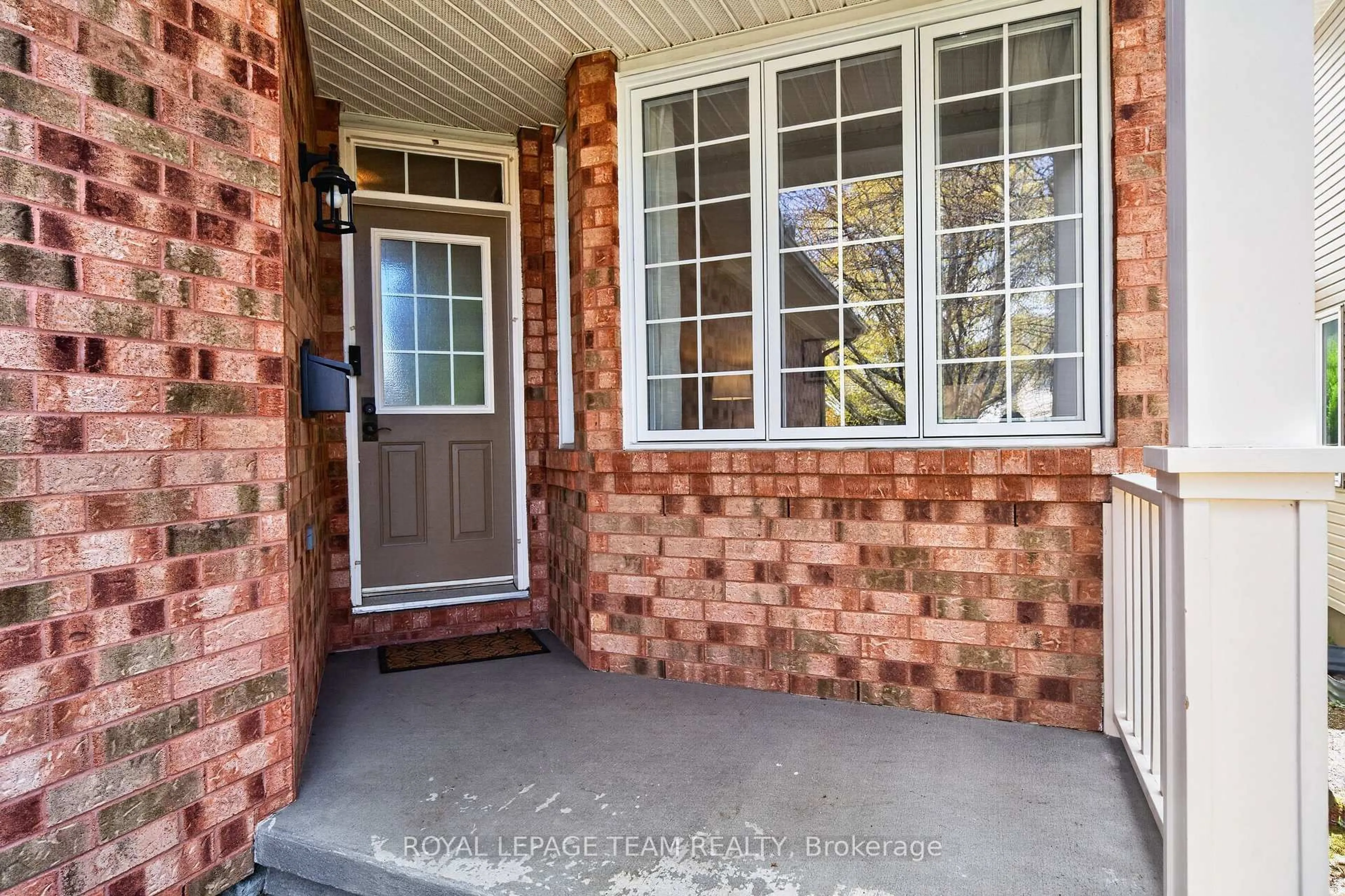 Indoor entryway for 29 Mattawa Cres, Ottawa Ontario K2M 2E8