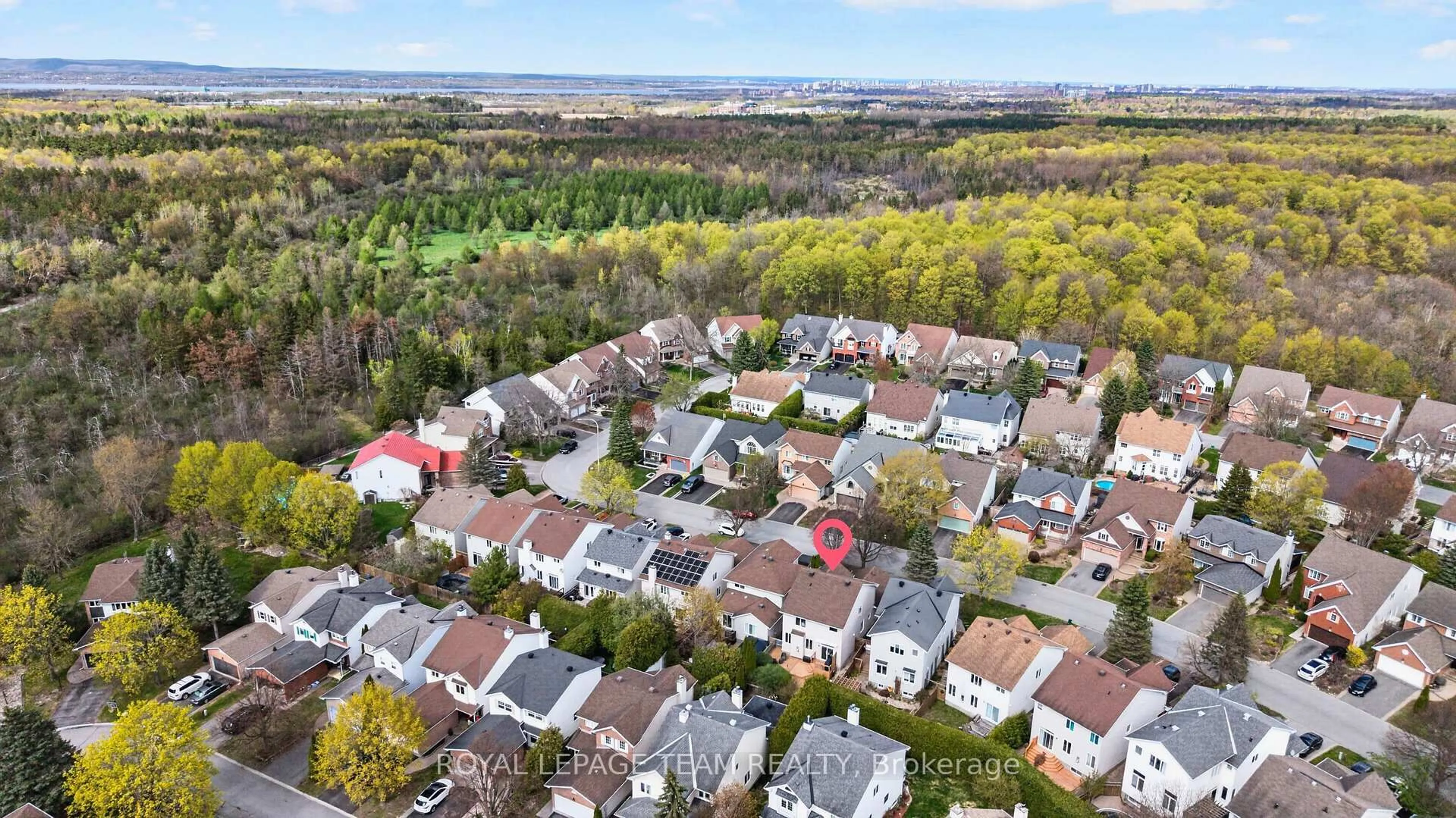 A pic from outside/outdoor area/front of a property/back of a property/a pic from drone, unknown for 29 Mattawa Cres, Ottawa Ontario K2M 2E8