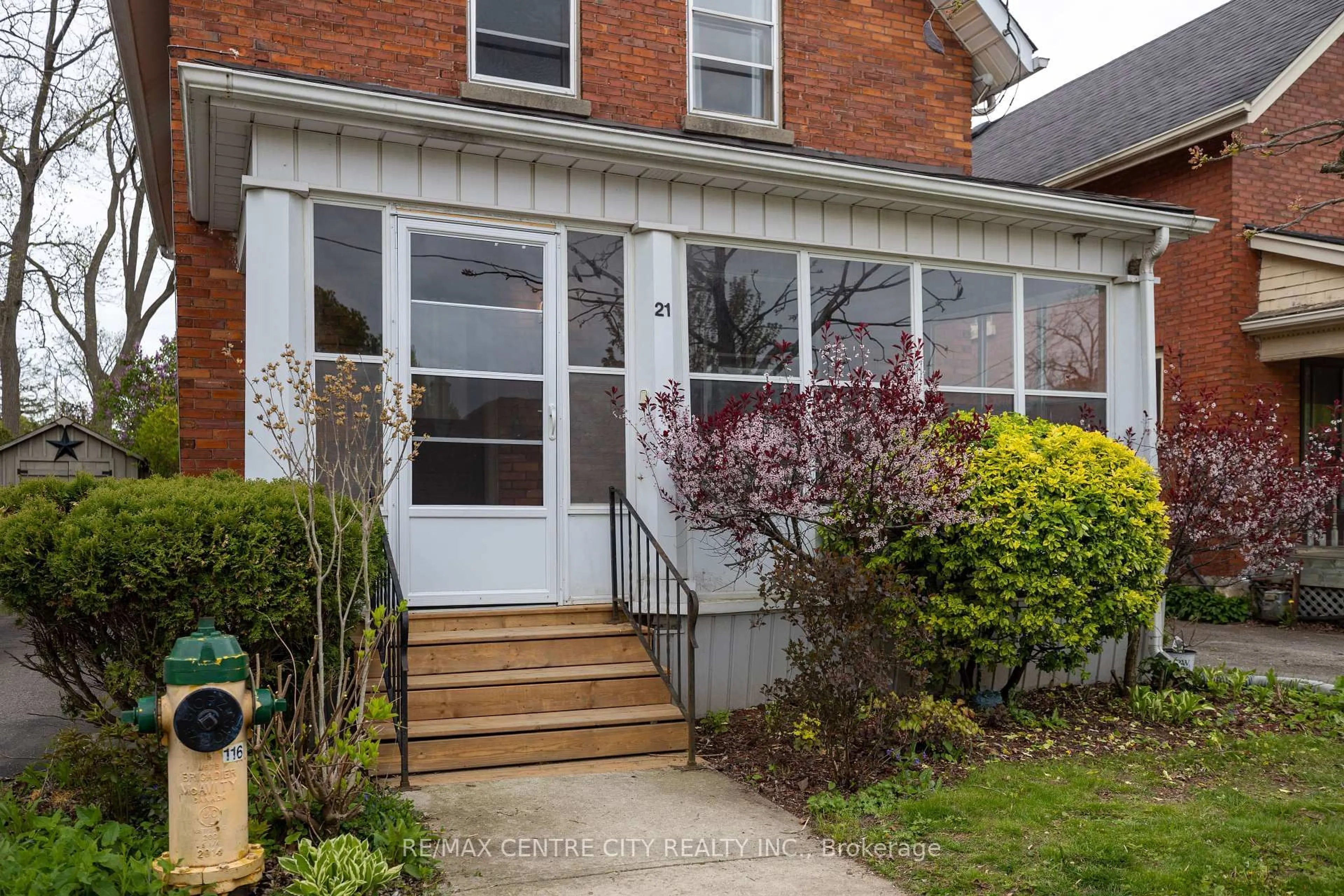 Home with brick exterior material, street for 21 Erie St, St. Thomas Ontario N5R 2M4