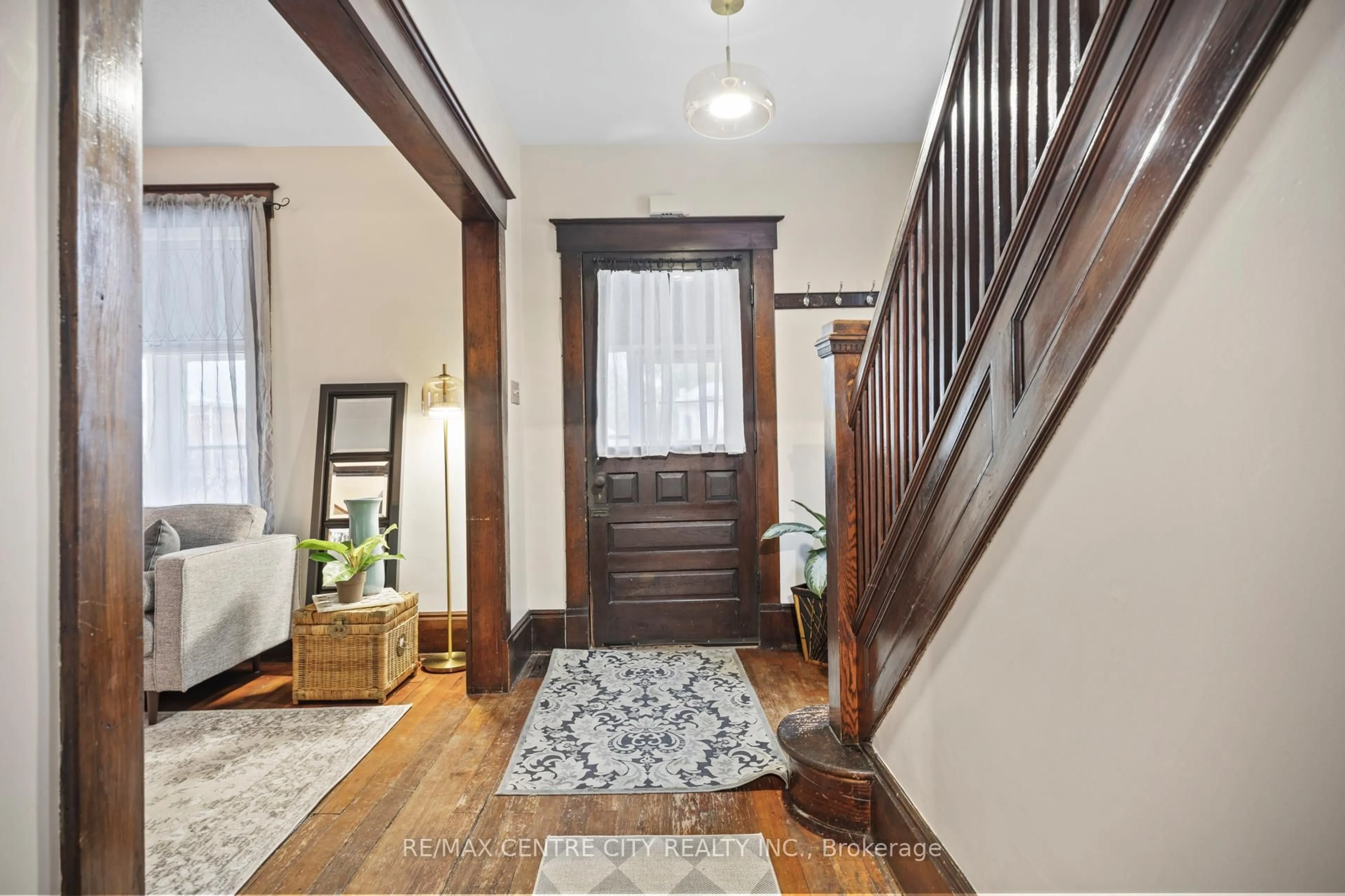 Indoor entryway for 21 Erie St, St. Thomas Ontario N5R 2M4
