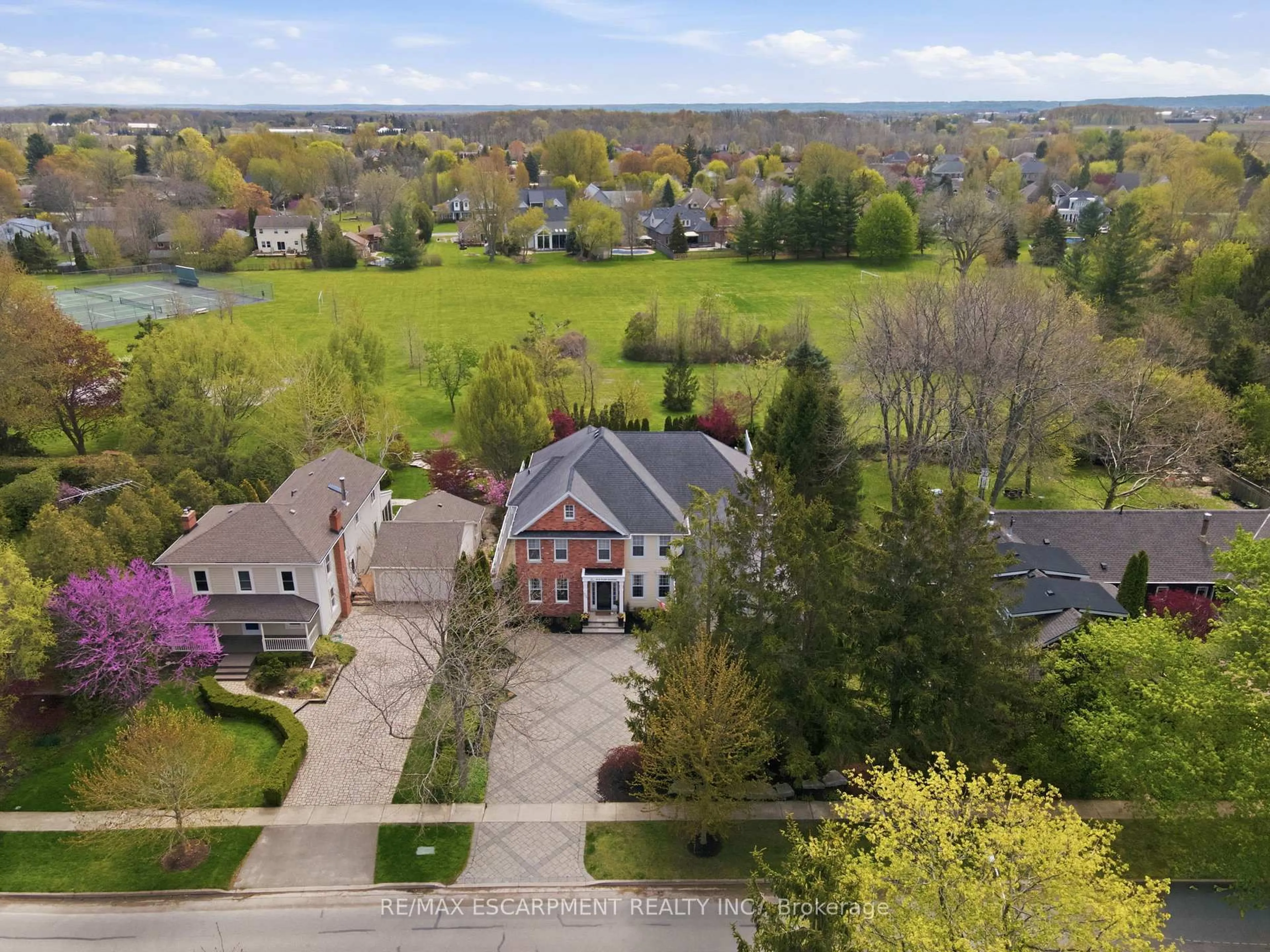 A pic from outside/outdoor area/front of a property/back of a property/a pic from drone, street for 736 Rye St, Niagara-on-the-Lake Ontario L0S 1J0