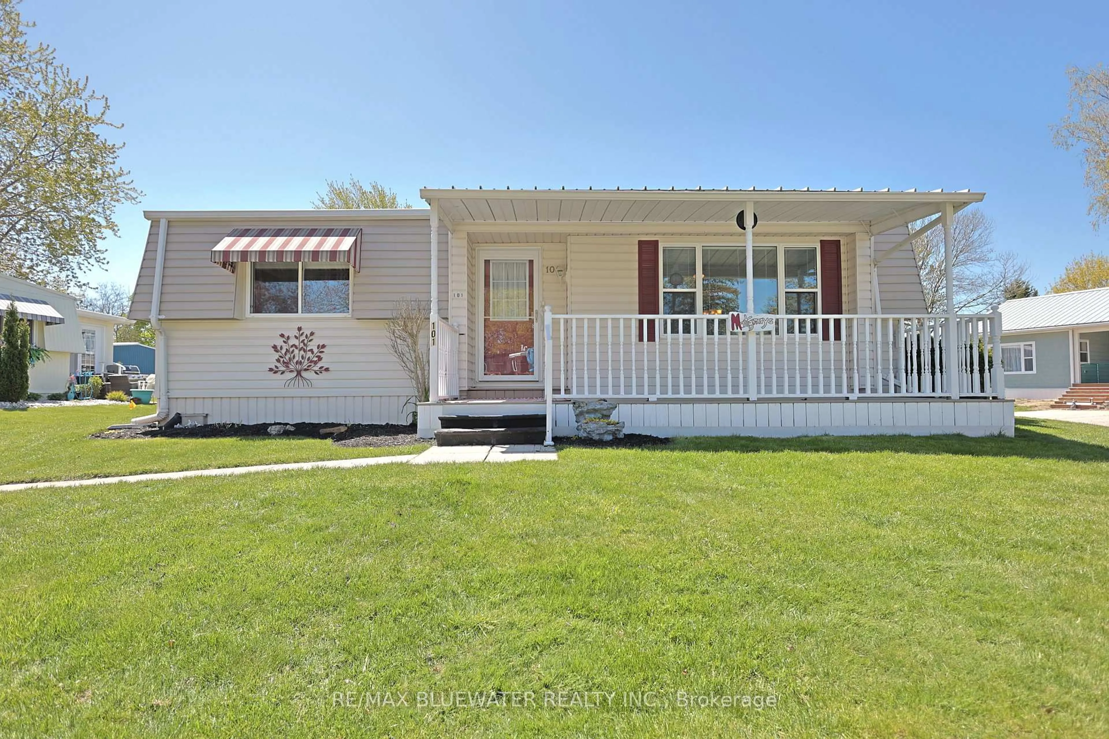 Home with vinyl exterior material, street for 101 Shannon Blvd, South Huron Ontario N0M 1T0