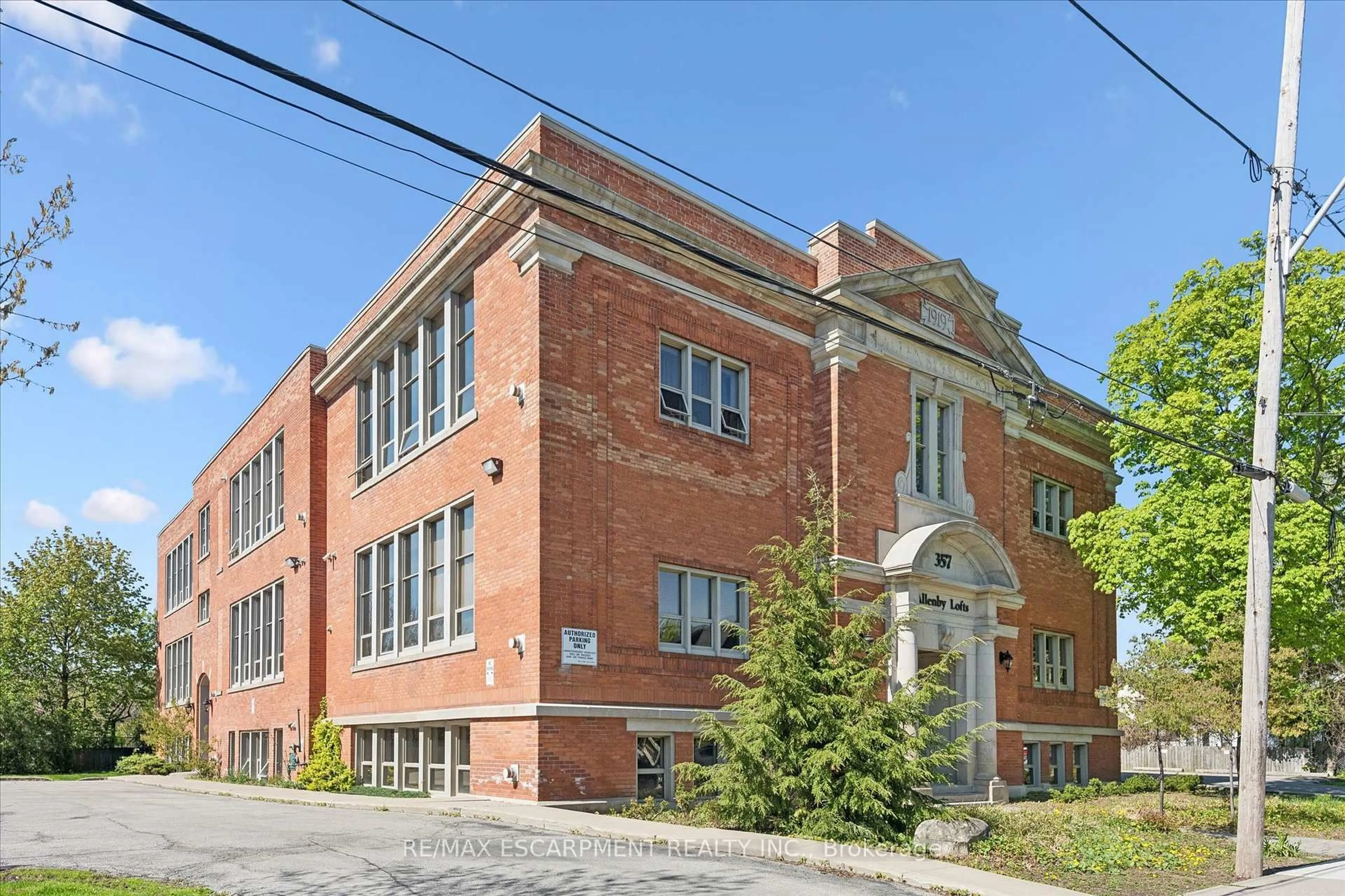 Home with brick exterior material, building for 357 Hunter St #36, Hamilton Ontario L8P 1S6