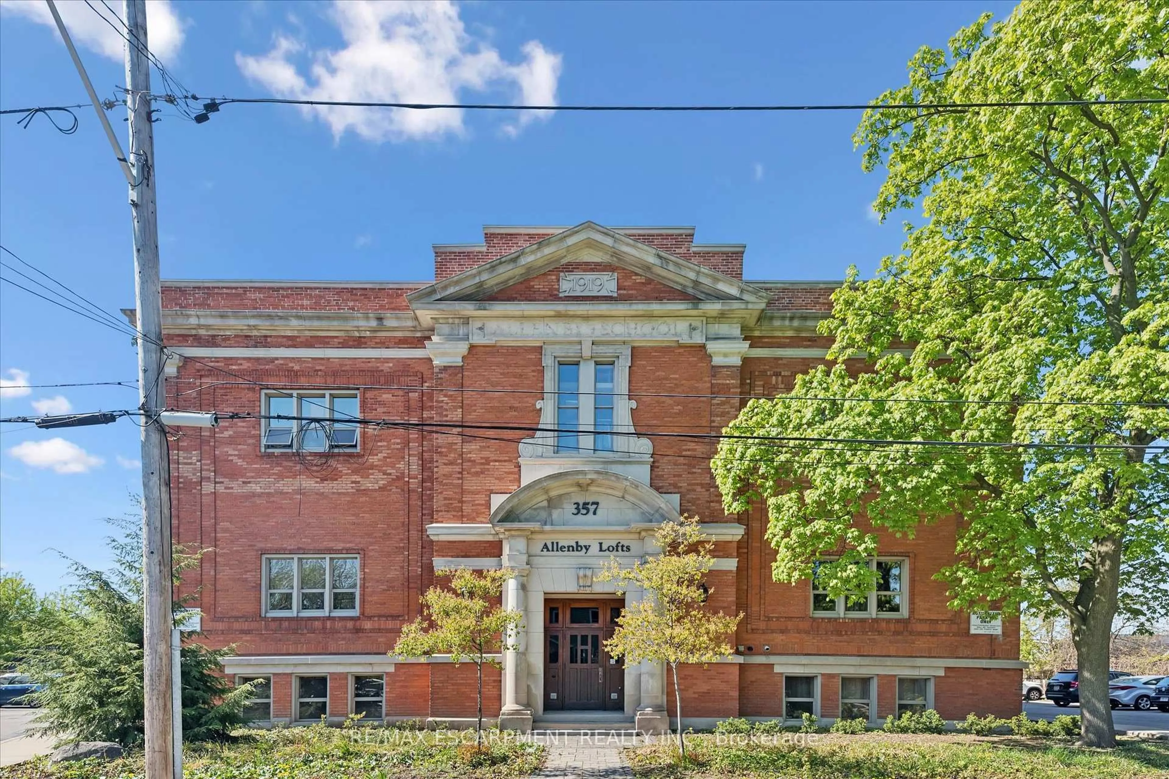 Home with brick exterior material, building for 357 Hunter St #36, Hamilton Ontario L8P 1S6