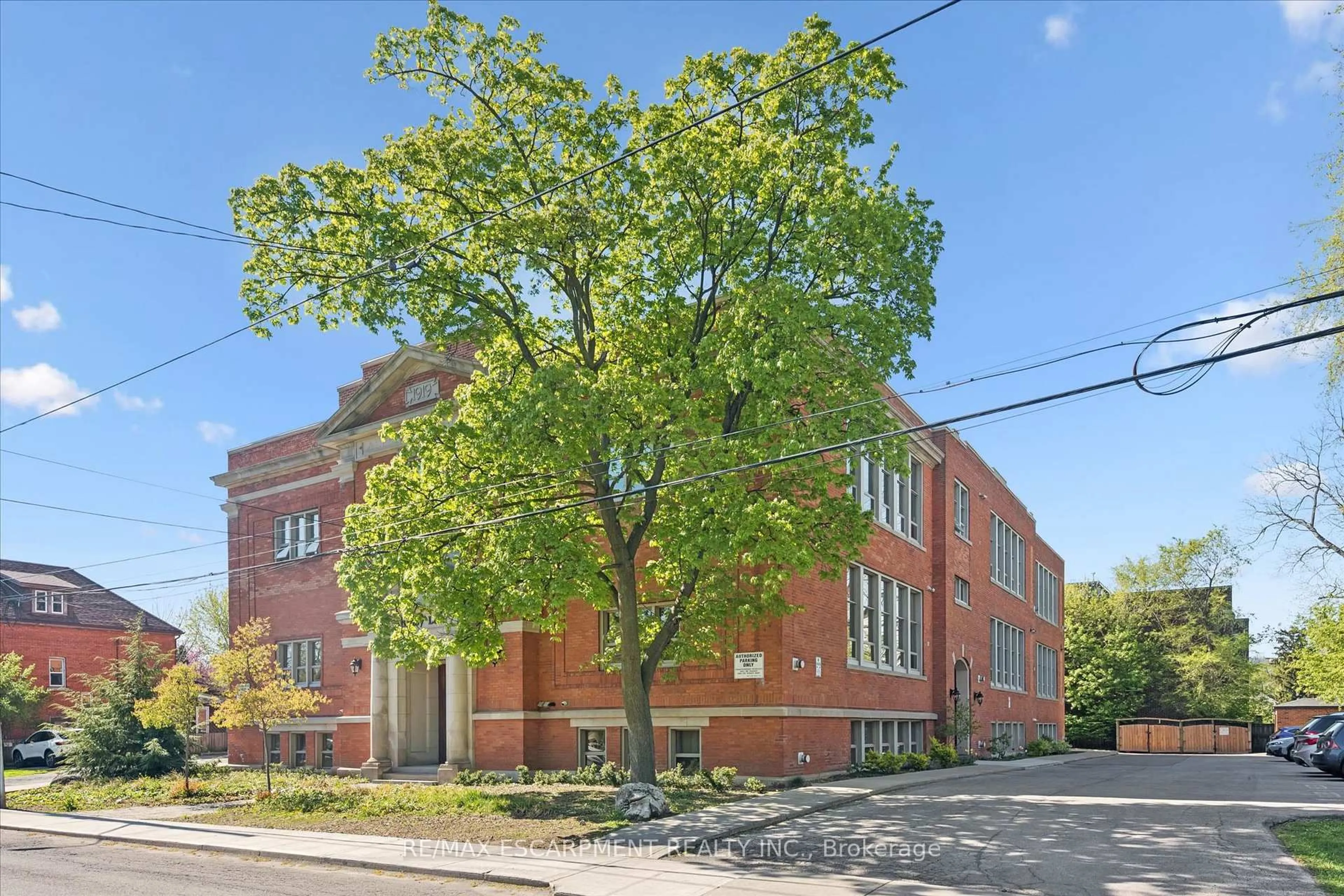 Home with brick exterior material, building for 357 Hunter St #36, Hamilton Ontario L8P 1S6