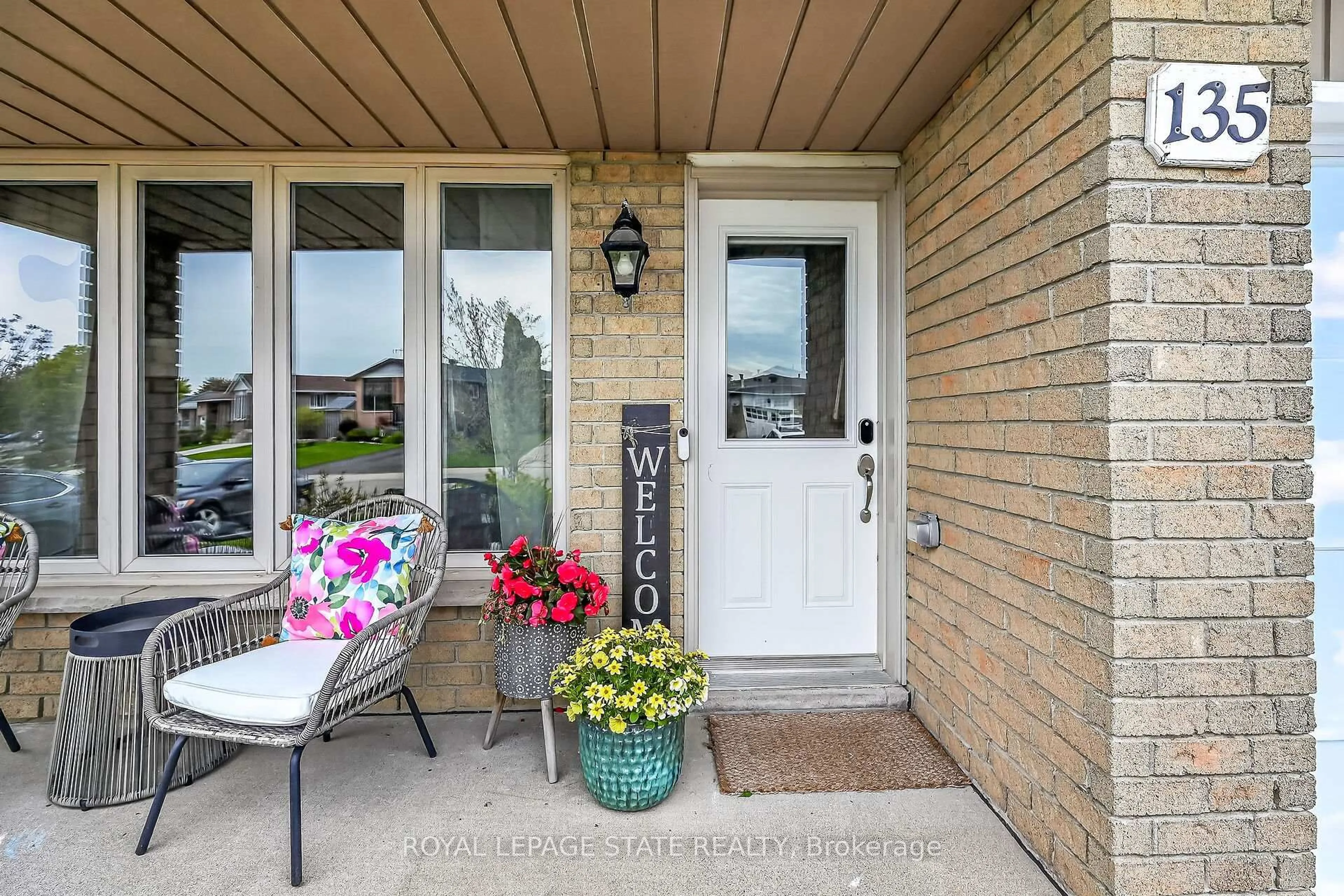 Indoor entryway for 135 Independence Dr, Hamilton Ontario L8W 3C2