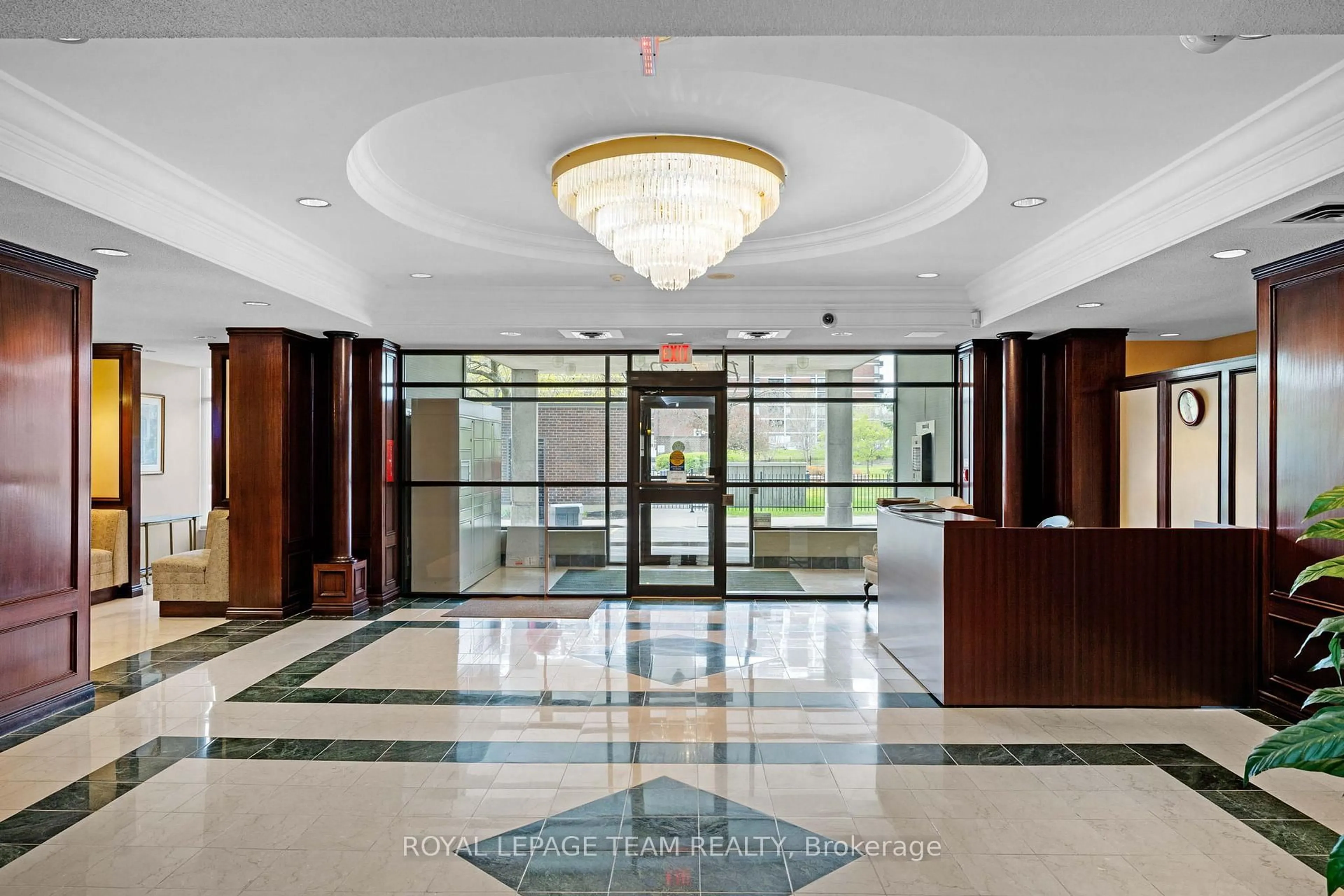Indoor foyer for 1705 Playfair Dr #402, Ottawa Ontario K1H 8P6