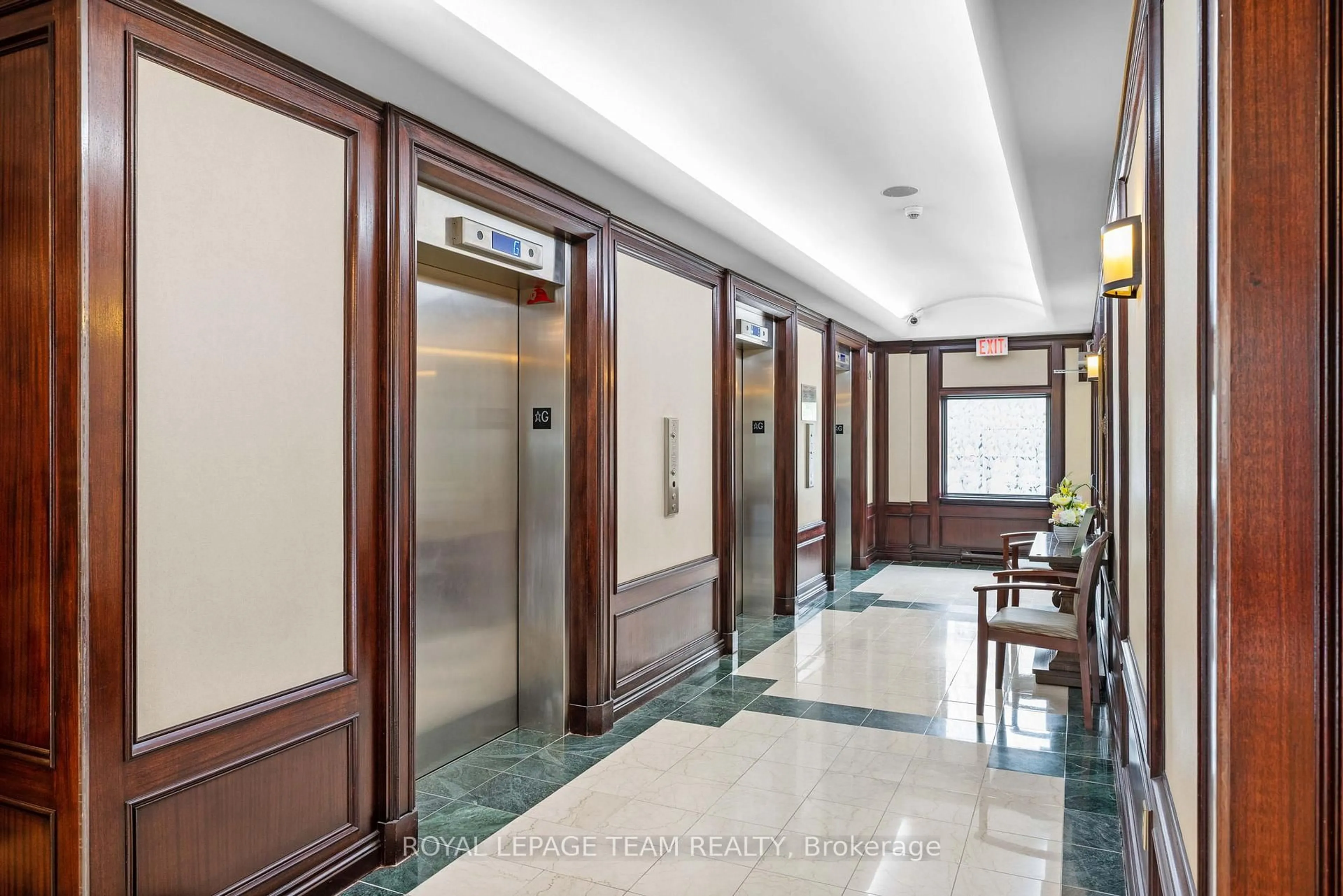 Indoor foyer for 1705 Playfair Dr #402, Ottawa Ontario K1H 8P6