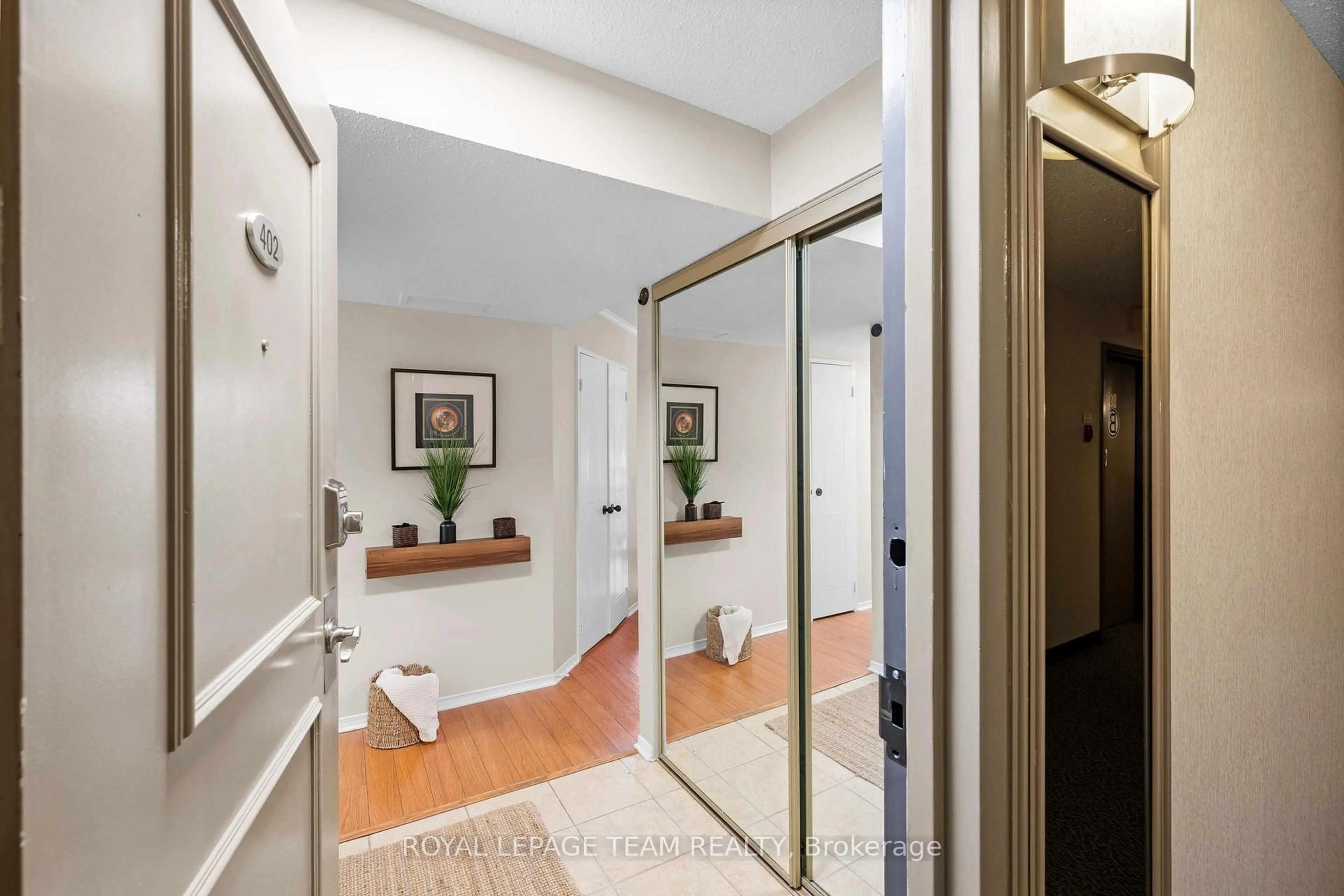 Indoor entryway for 1705 Playfair Dr #402, Ottawa Ontario K1H 8P6