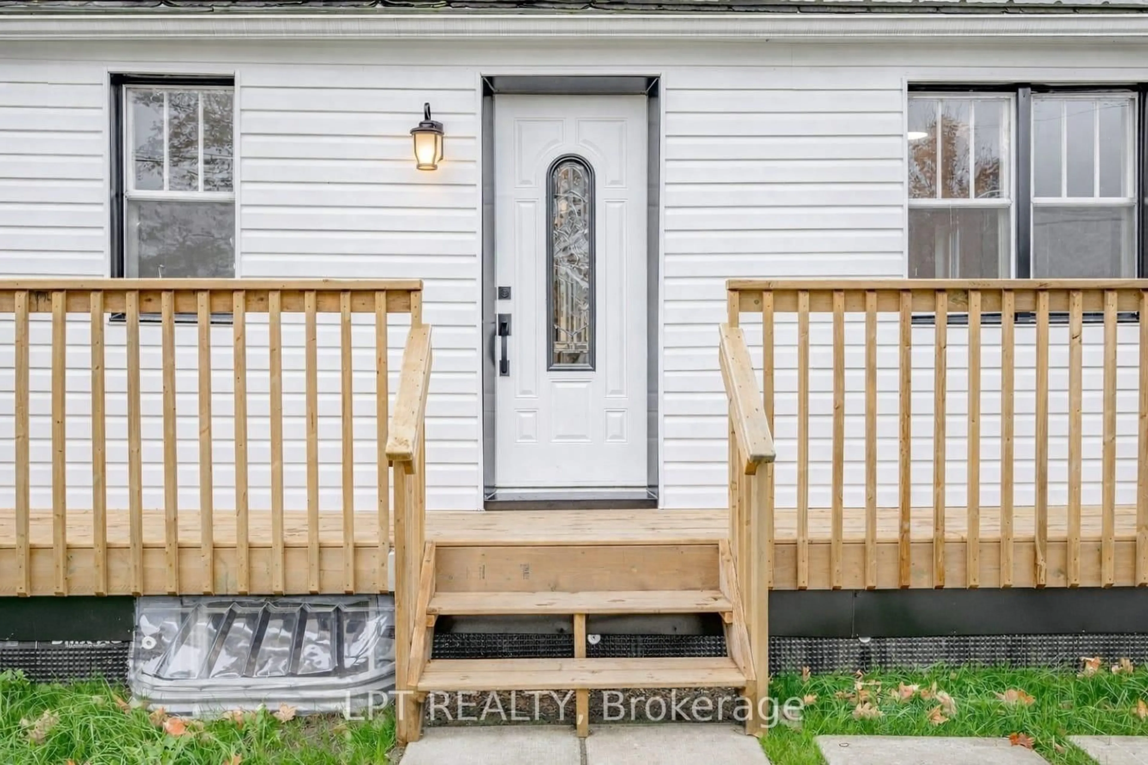 Indoor entryway for 46 Young St, Maynooth Ontario K0L 2S0