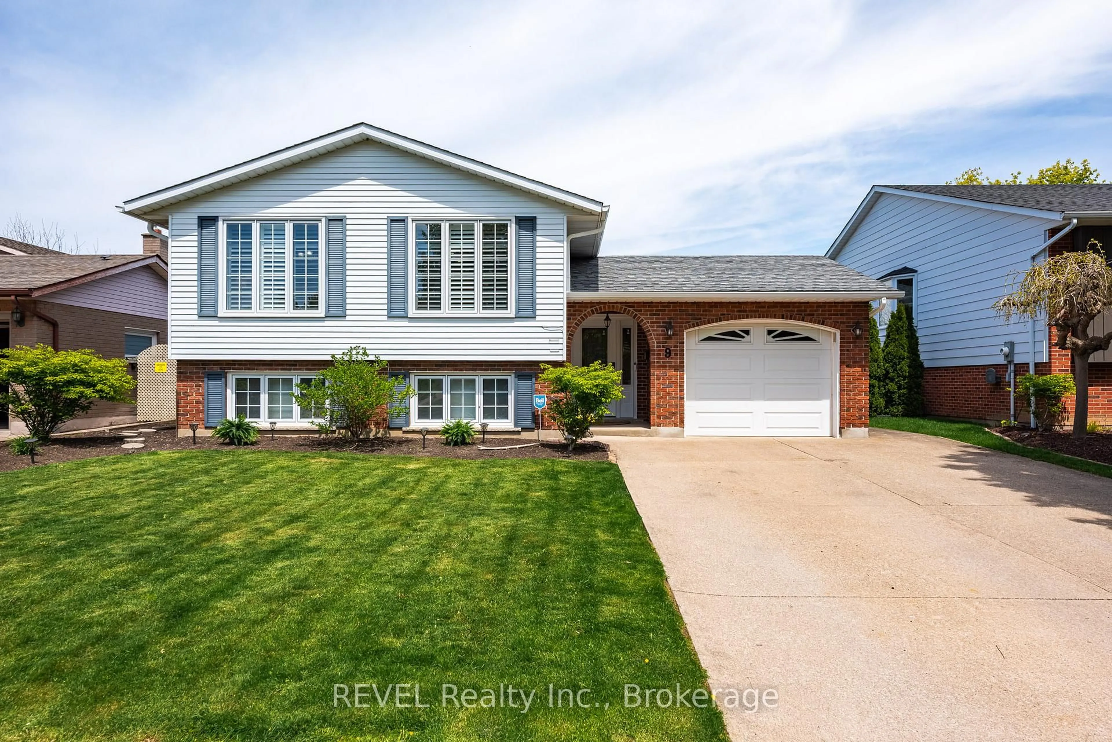 Home with vinyl exterior material, street for 9 Amberwood Crt, St. Catharines Ontario L2N 7E1
