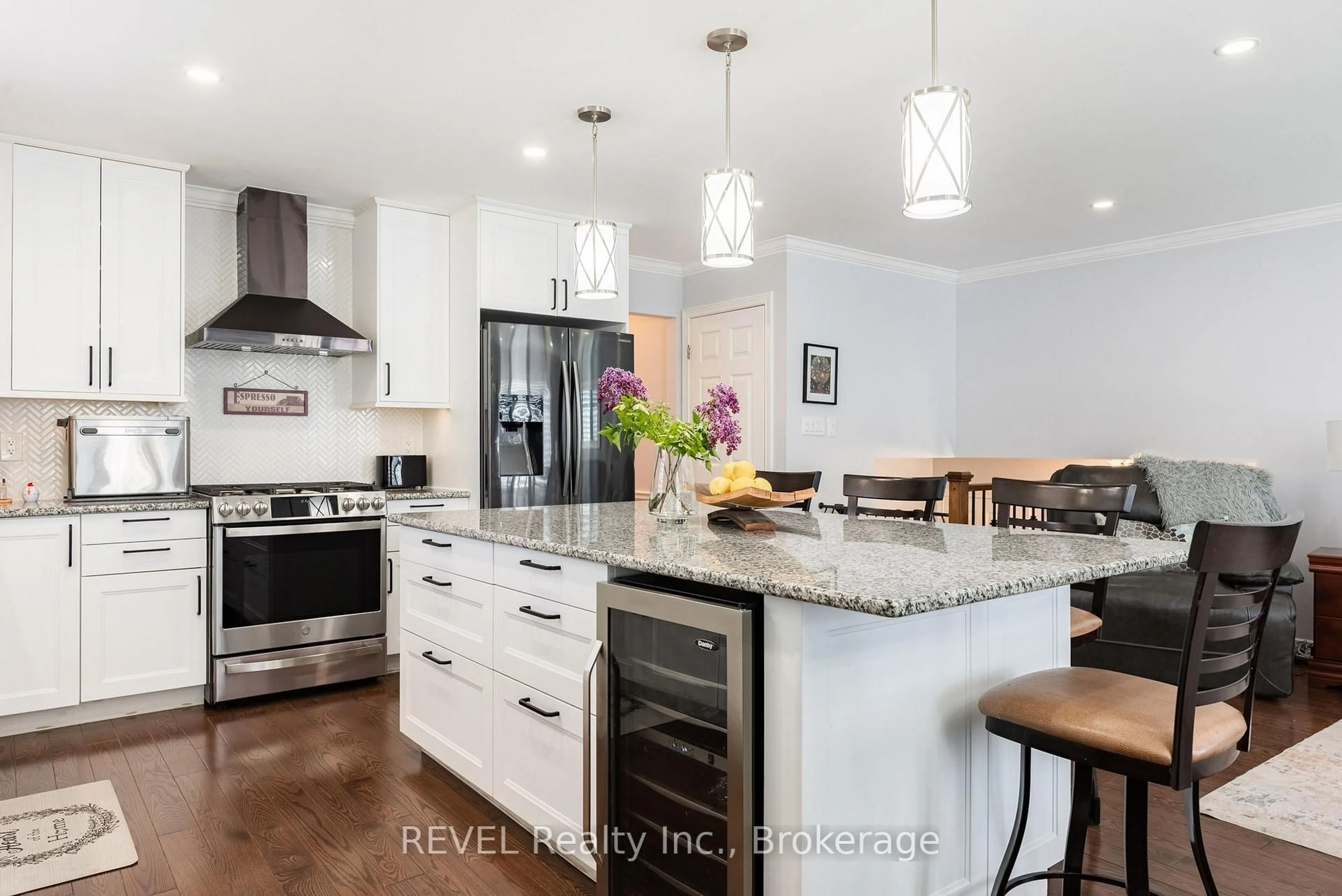Open concept kitchen, unknown for 9 Amberwood Crt, St. Catharines Ontario L2N 7E1