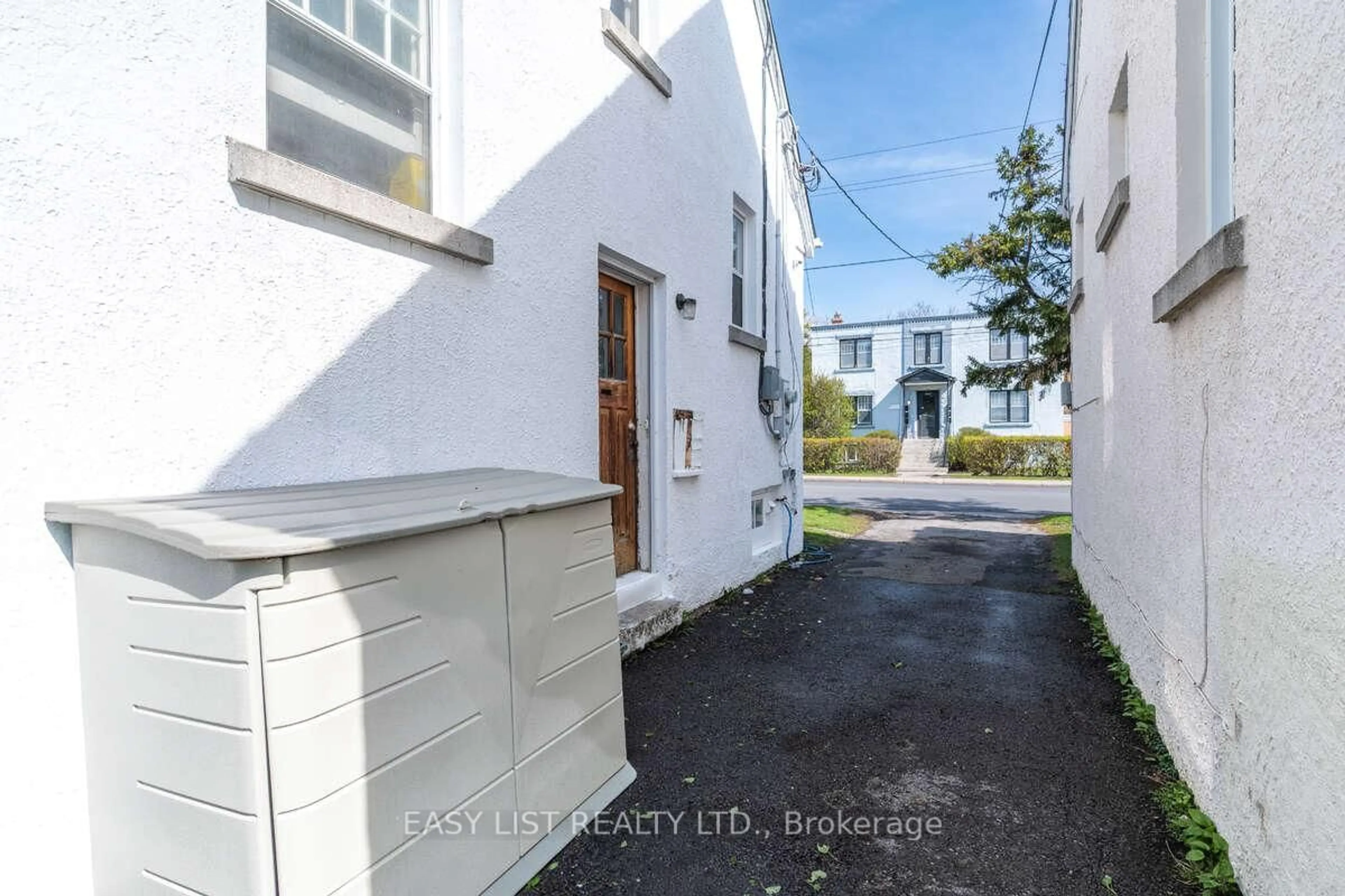A pic from outside/outdoor area/front of a property/back of a property/a pic from drone, street for 550 Brock St, Kingston Ontario K7L 1V2