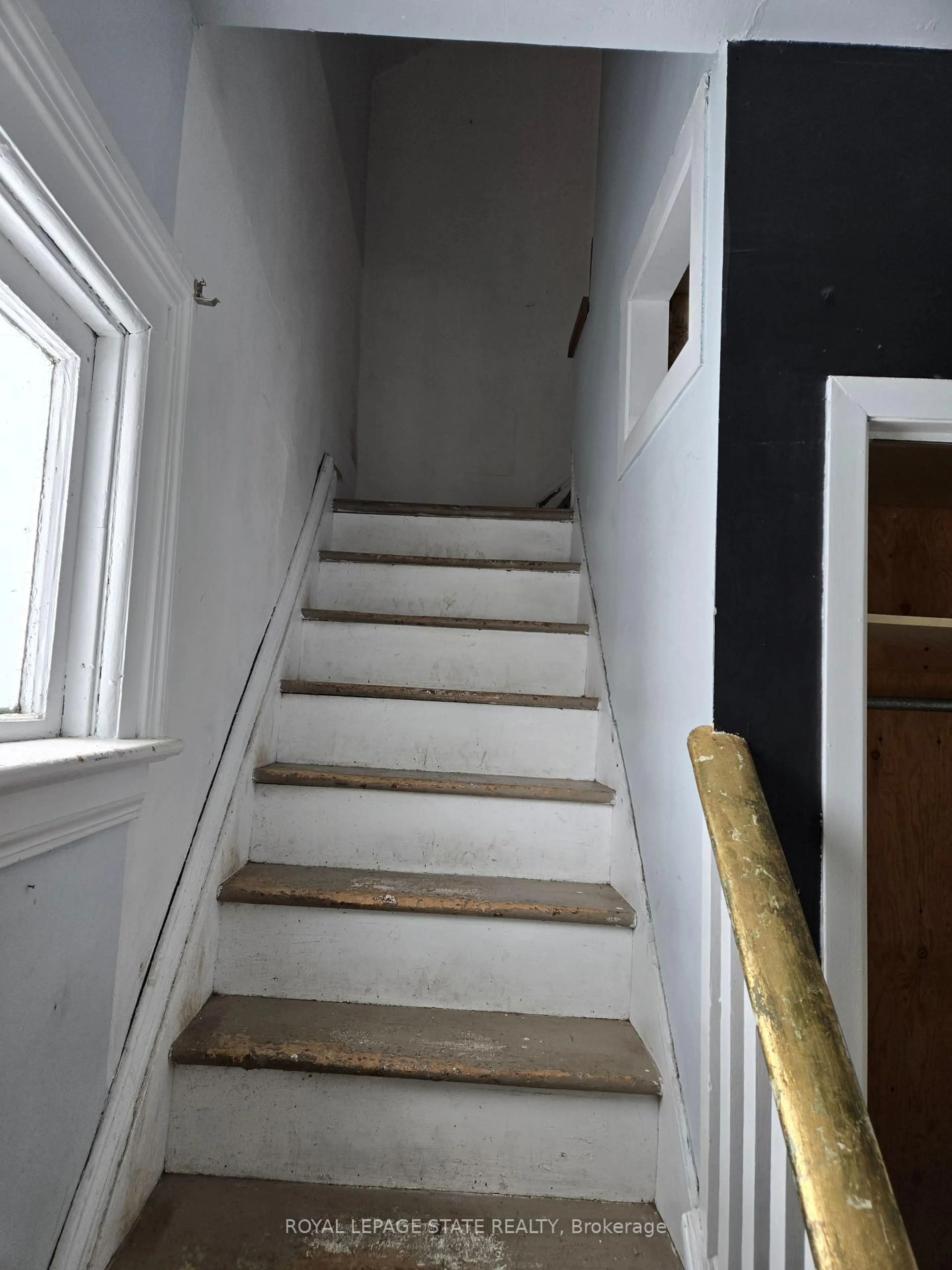 Stairs for 347 Birmingham St, Stratford Ontario N5A 2T9