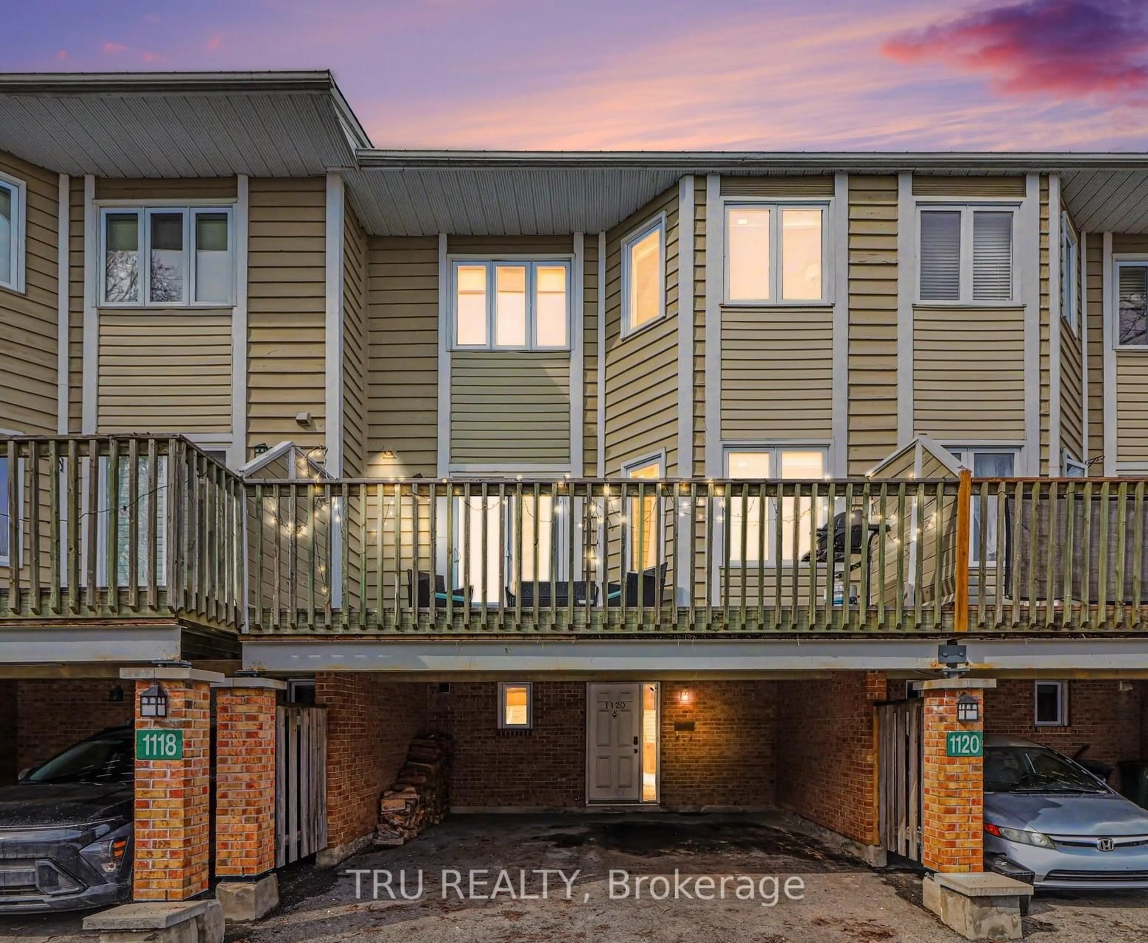 A pic from outside/outdoor area/front of a property/back of a property/a pic from drone, unknown for 1120 Chimney Hill Way, Ottawa Ontario K1J 8Z6