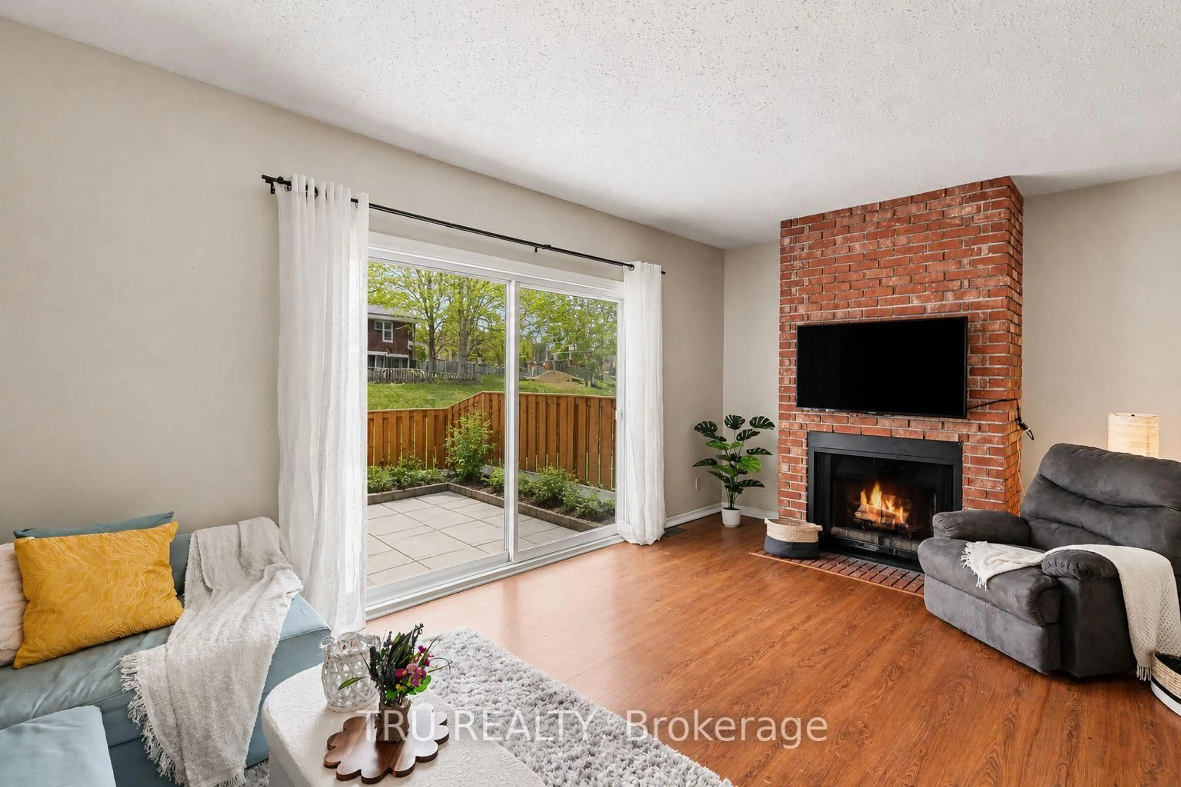 Living room with furniture, unknown for 1120 Chimney Hill Way, Ottawa Ontario K1J 8Z6