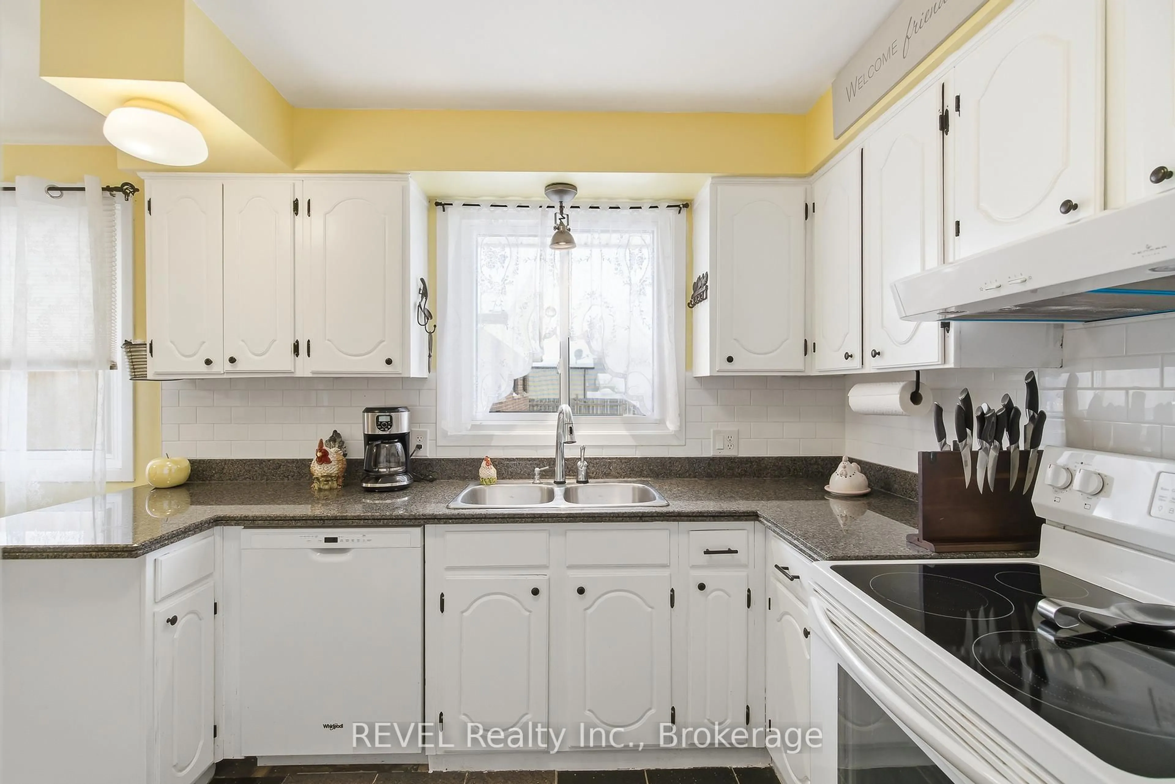 Standard kitchen, ceramic/tile floor for 8257 Post Rd, Niagara Falls Ontario L2H 2E5